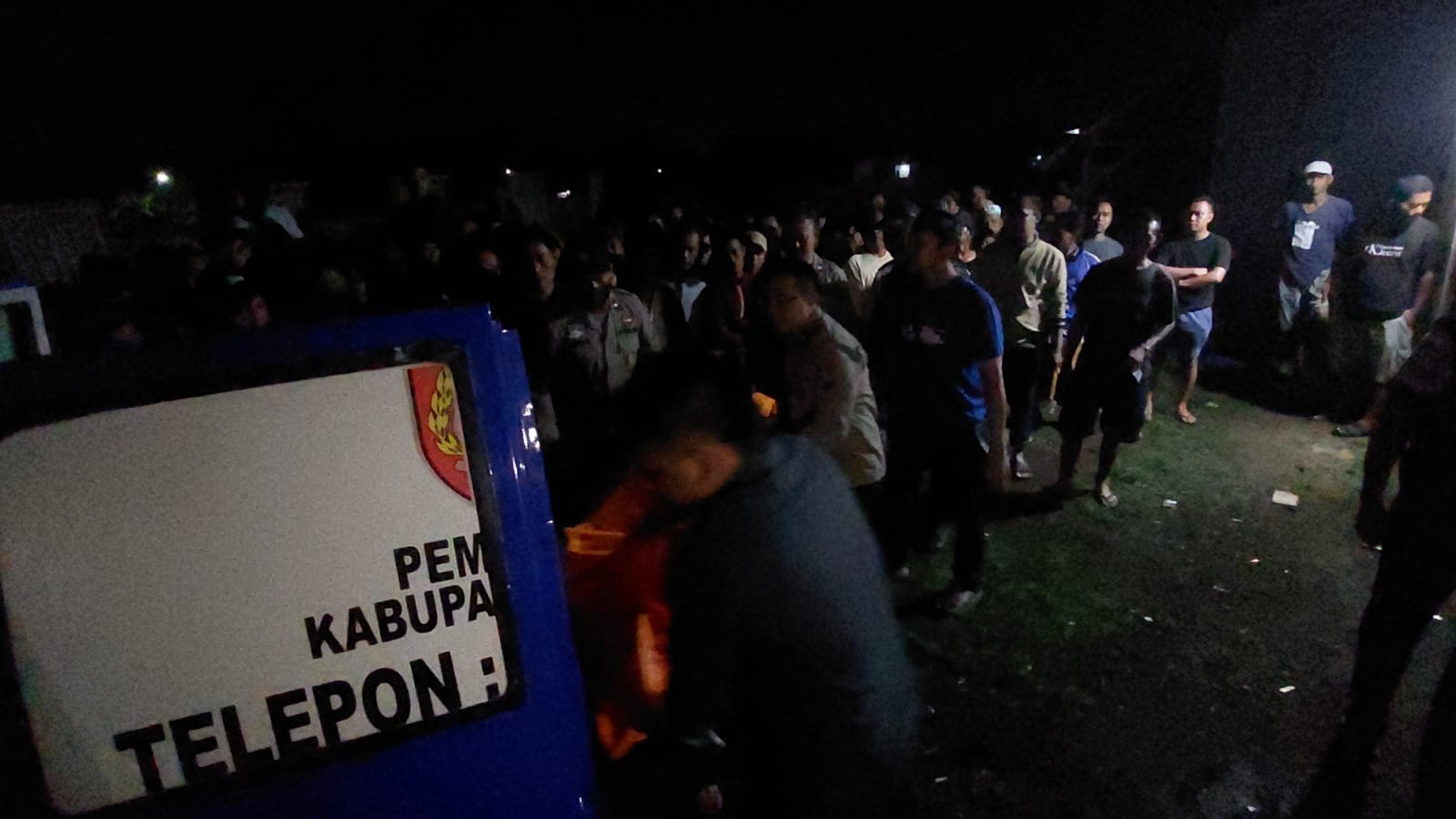 DIEVAKUASI: Jasad Sutali, 60 warga Jalan Koptu Berlian, Lingkungan Jambuan, Kelurahan Antirogo, Kecamatan Sumbersari yang mengalami luka tusuk saat dilakukan evakuasi Sabtu (2/11/2024) malam. (Jumai)