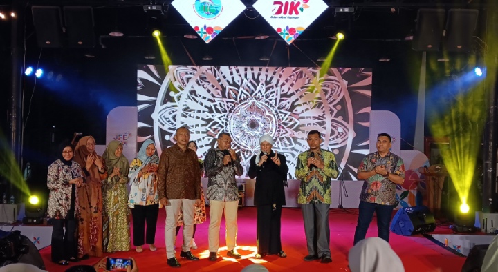 PUNCAK ACARA : Kepala OJK Jember, Mohammad Mufid (dua dari kanan) bernyanyi bersama Opick dalam puncak Jember Financial Expo, di Kota Cinema Mall Jember, Sabtu (2/11).