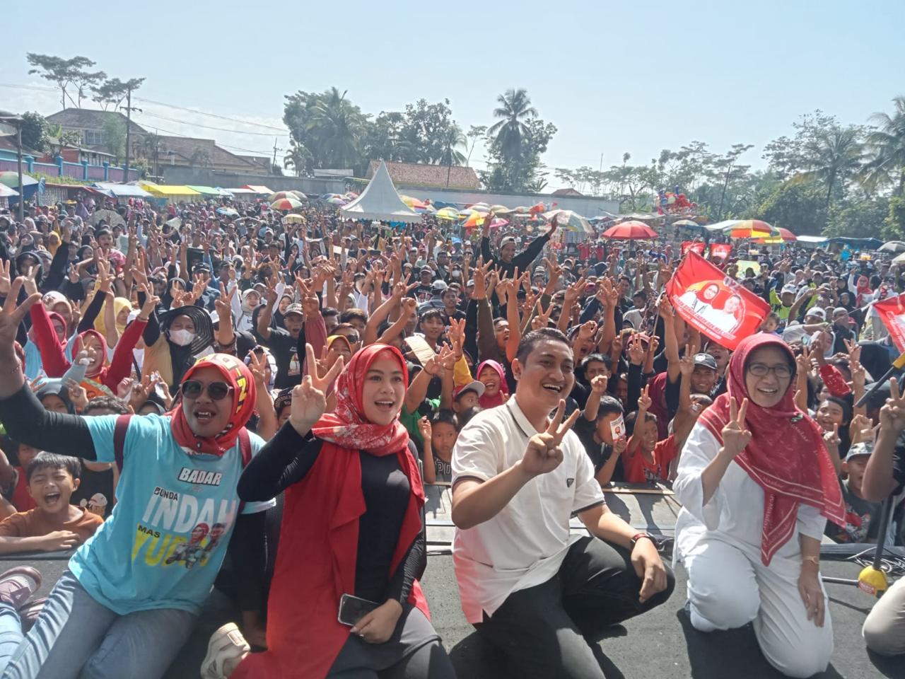 FOTO BERSAMA : Momen foto bersama Cabup-Cawabup No.2 Bunda Indah-Mas Yudha setelah jalan santai di Desa Tunjung, Kecamatan Randuagung