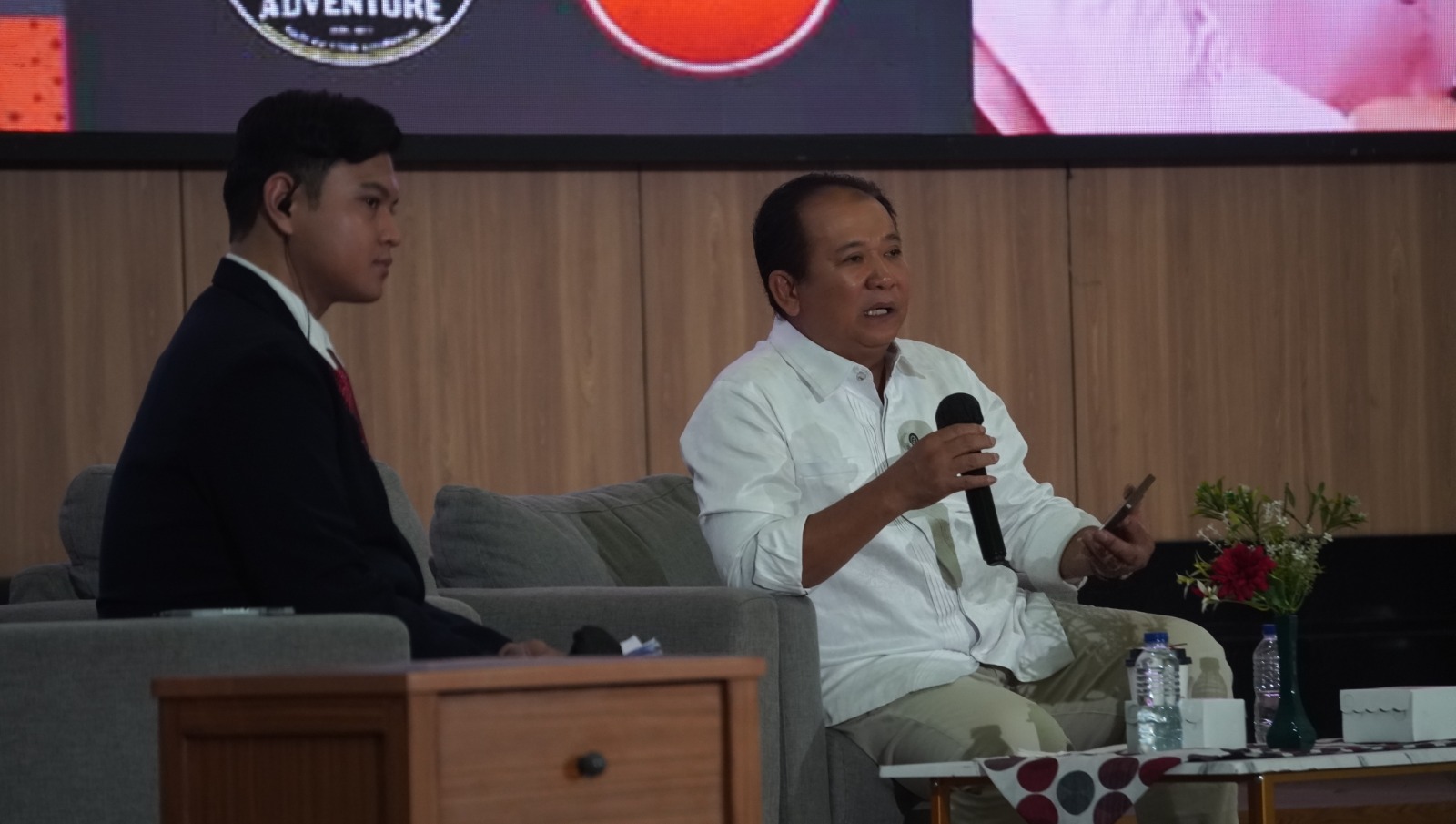 SAMPAIKAN GAGASAN: Calon bupati Jember nomor urut 1 Hendy Siswanto menjawab pertanyaan yang dilontarkan mahasiswa Unej, kemarin (3/11), di Auditorium Unej.(YULIO FA/RADAR JEMBER)