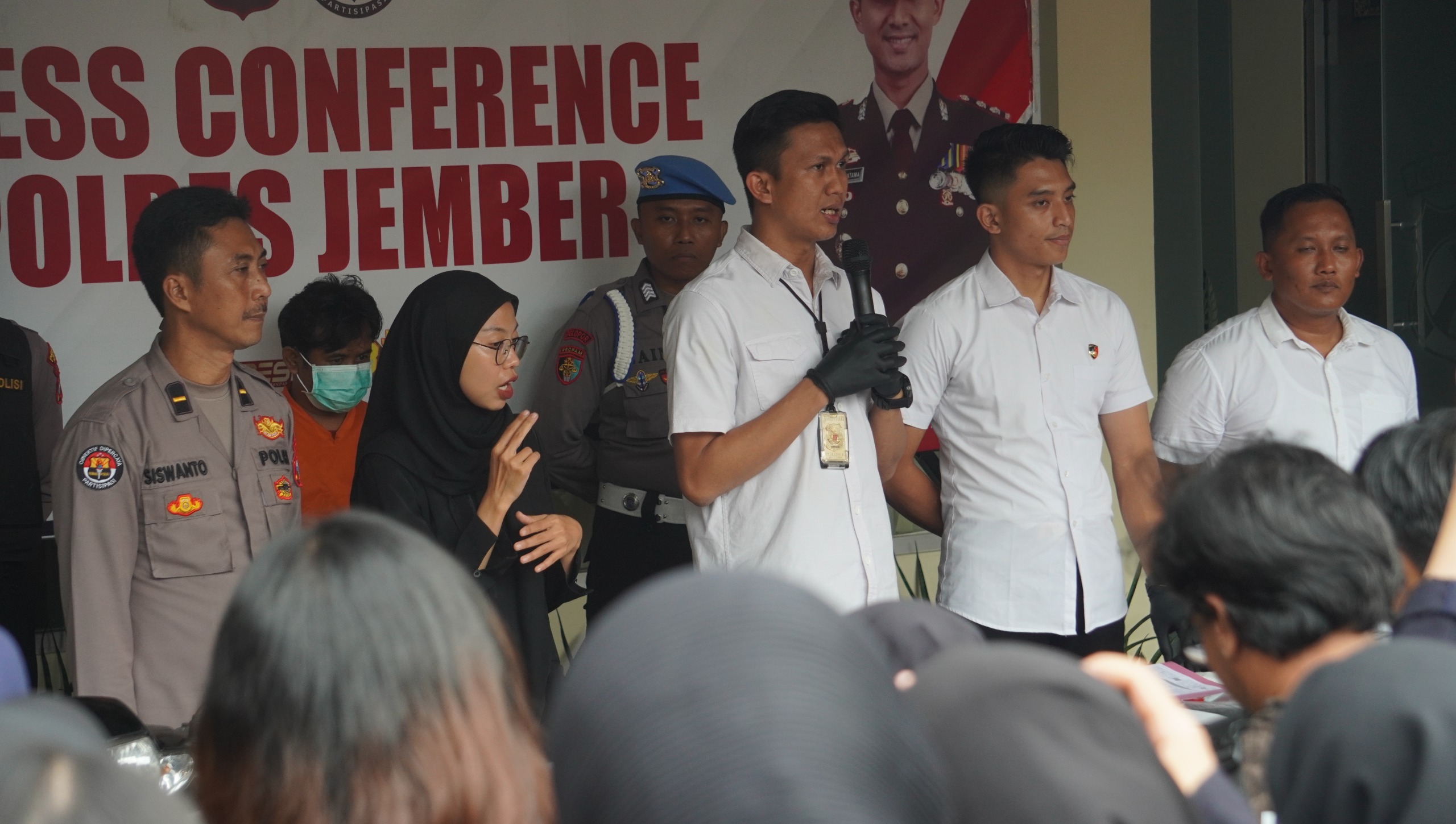 JUMPA PERS: Kasat Reskrim Polres Jember AKP Abid Uais Al-Qarni Aziz membeber motif di balik kasus pembunuhan yang dilakukan anak kepada bapaknya. (YULIO/RJ)