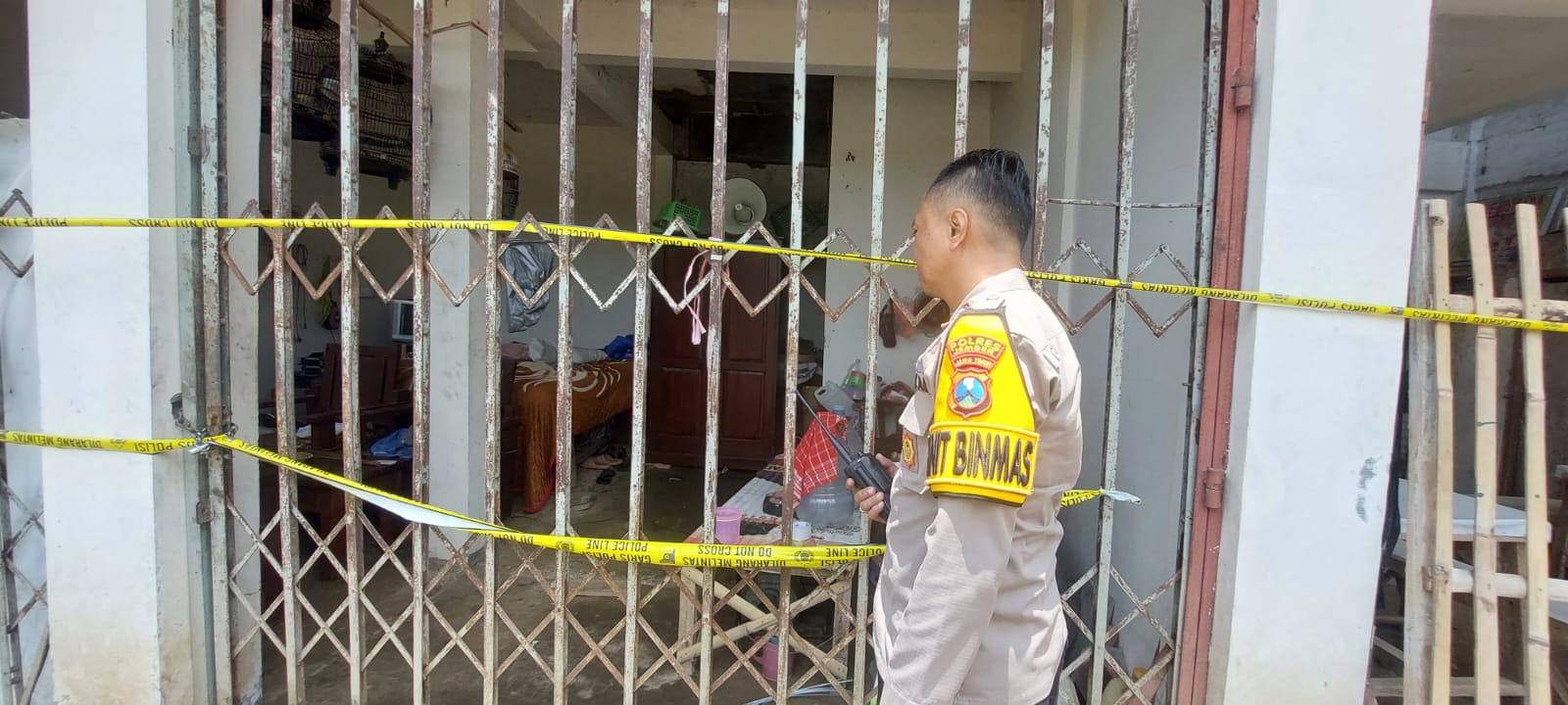 TERPASANG POLICE LINE: Anggota Polsek Sumbersari saat datang kelokasi ruko Baiti Jannati Residance, Jalan Koptu Berlian tempat korban dihabisi anaknya sendiri pada Sabtu (2/11) malam. (JUMAI/RJ)