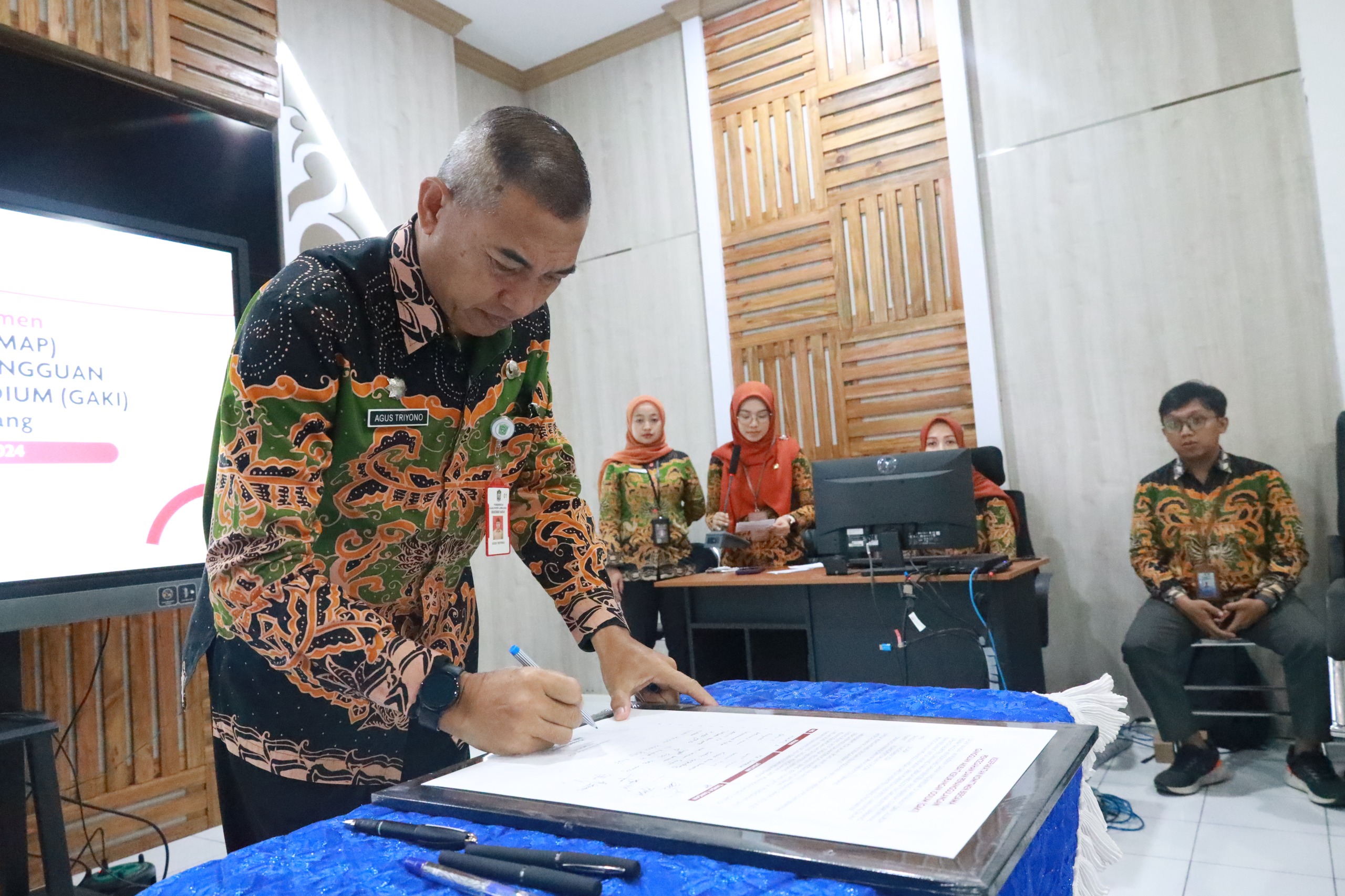 TEKEN: Sekda Lumajang Agus Triyono melakukan penandatanganan komitmen bersama Tim GAKY Lumajang untuk proses peluncuran Road Map GAKY, Selasa. (DISKOMINFO LUMAJANG)
