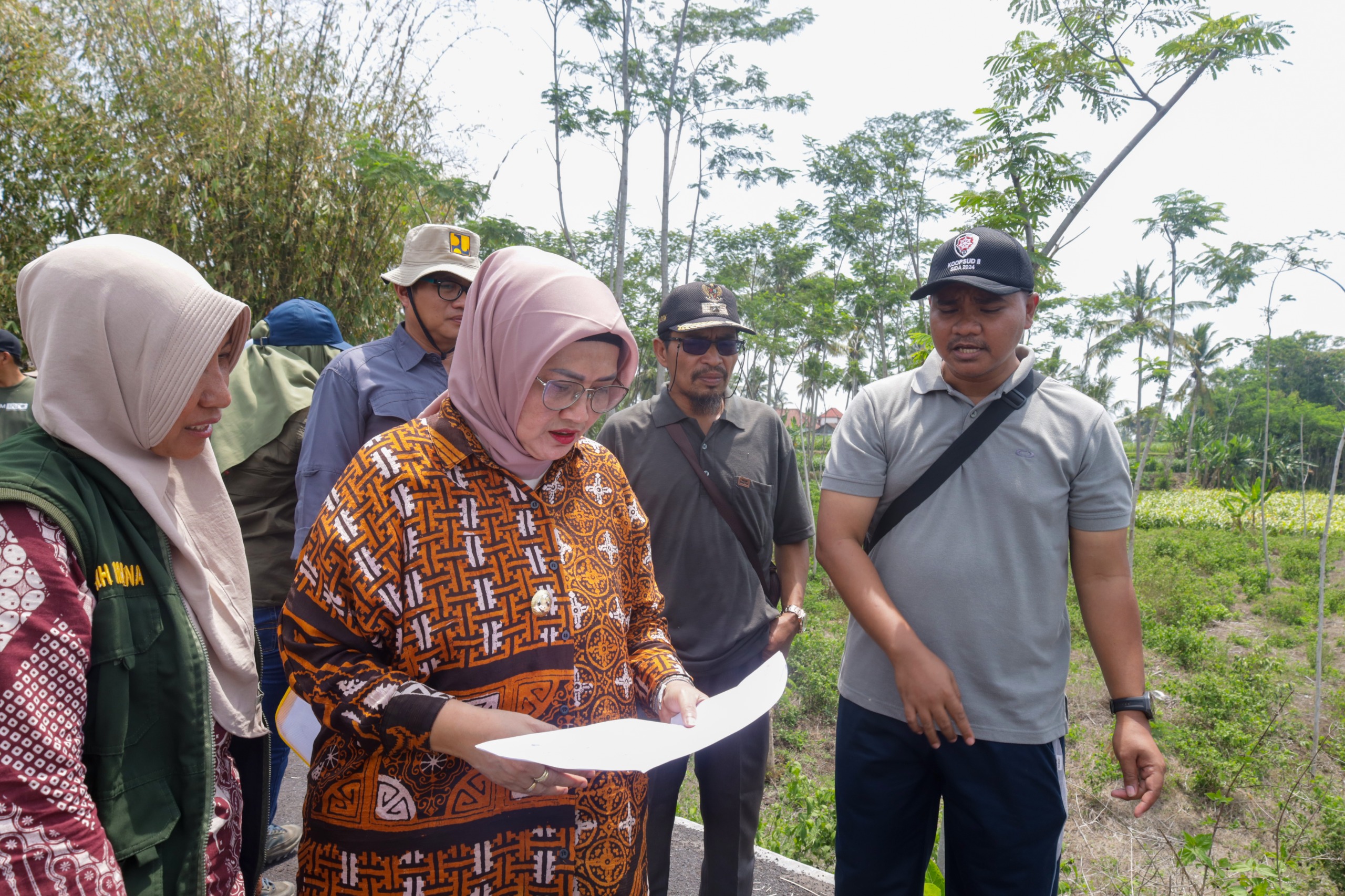TINJAU: Pj Bupati Lumajang Indah Wahyuni saat meninjau lokasi rawan banjir di Kecamatan Tempeh, Jumat (01/11) lalu. (ATIEQSON MAR IQBAL/RAME)