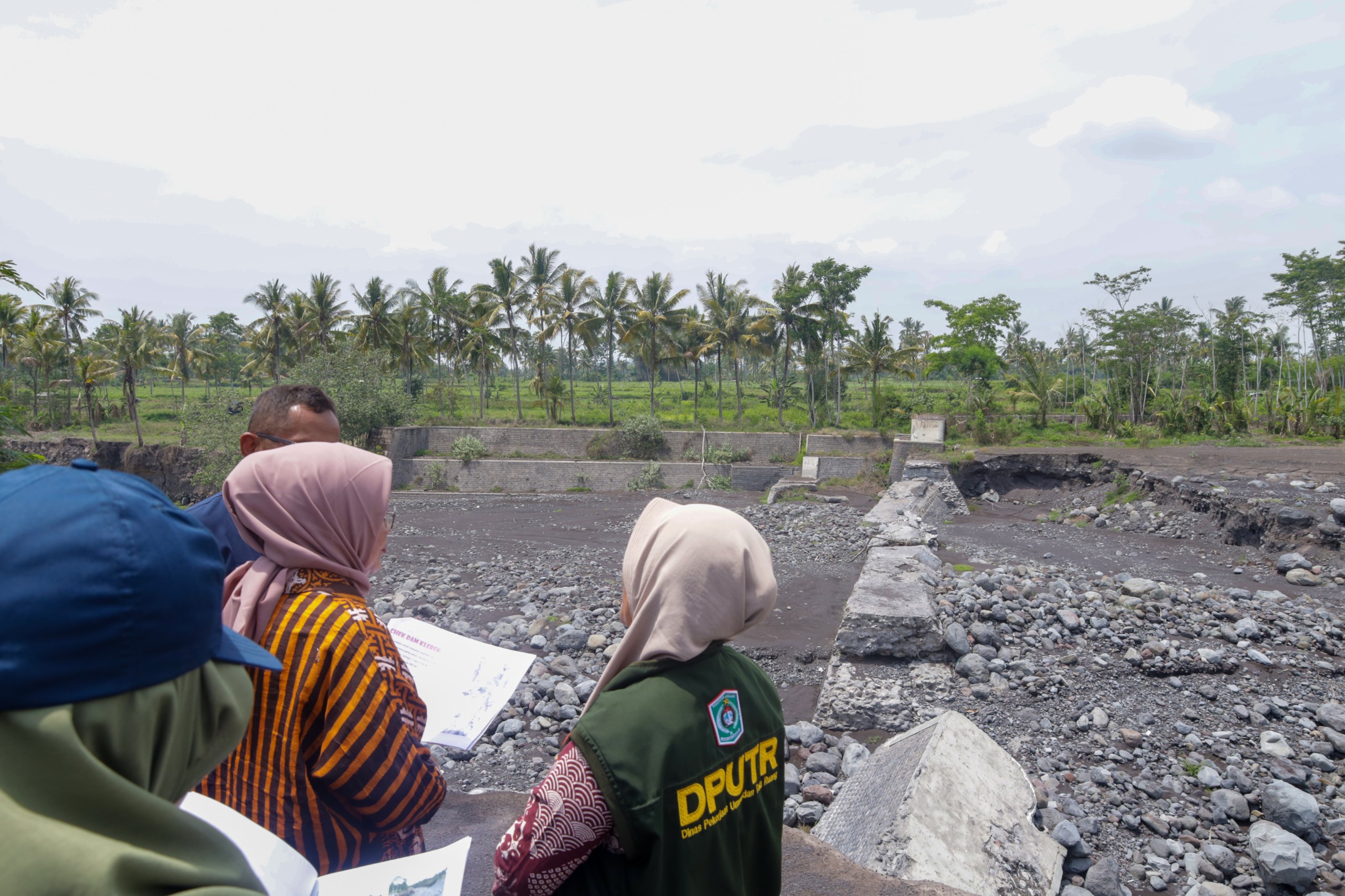 Pj Bupati Lumajang saat mengunjungi daerah rawan banjir.