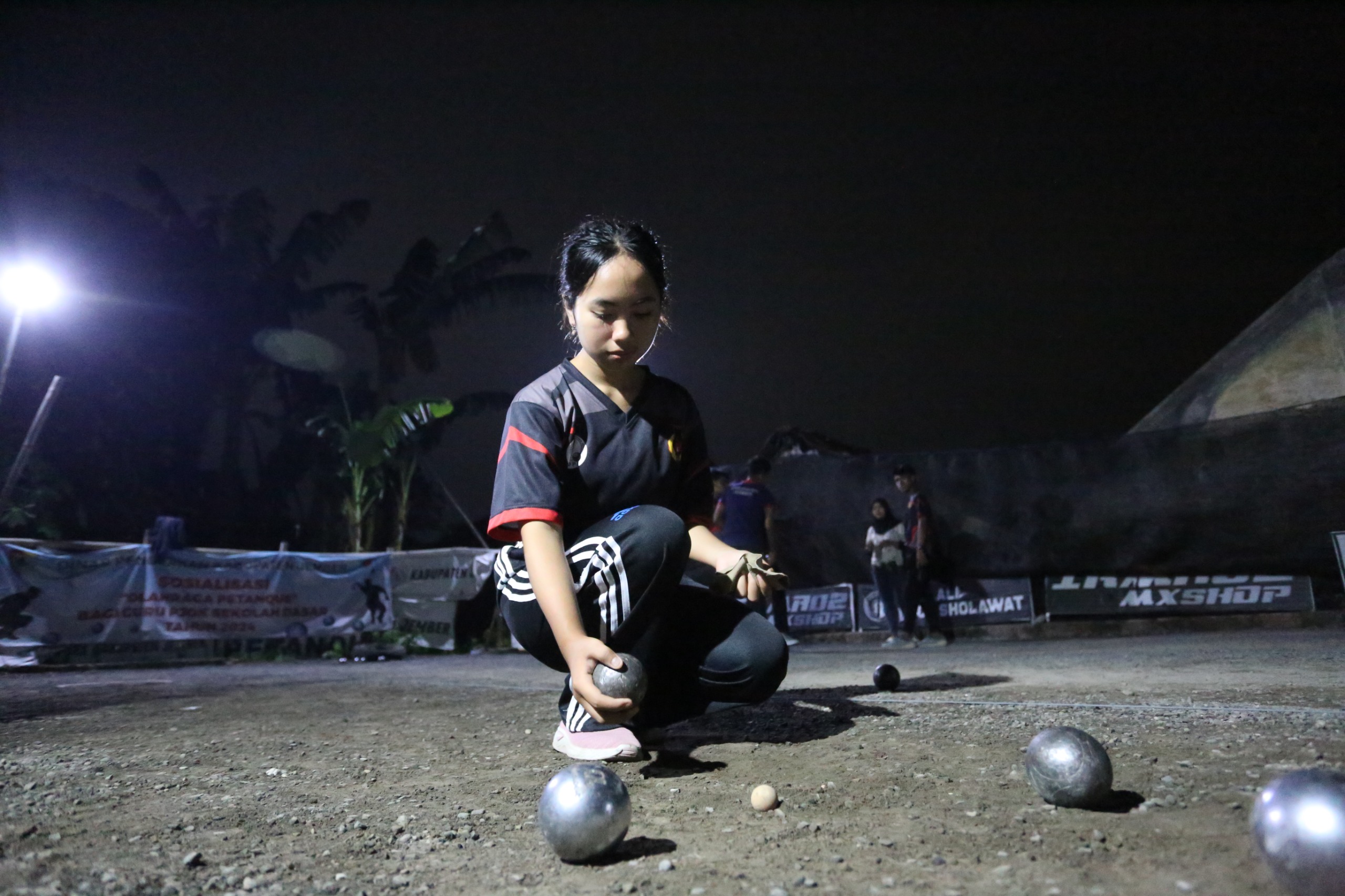 UKUR BOLA :&nbsp;Atlet petanque Jember saat melakoni sesi latihan di Lapangan Petanque Jember, Kelurahan Slawu, Kecamatan Patrang, Kamis (31/10)