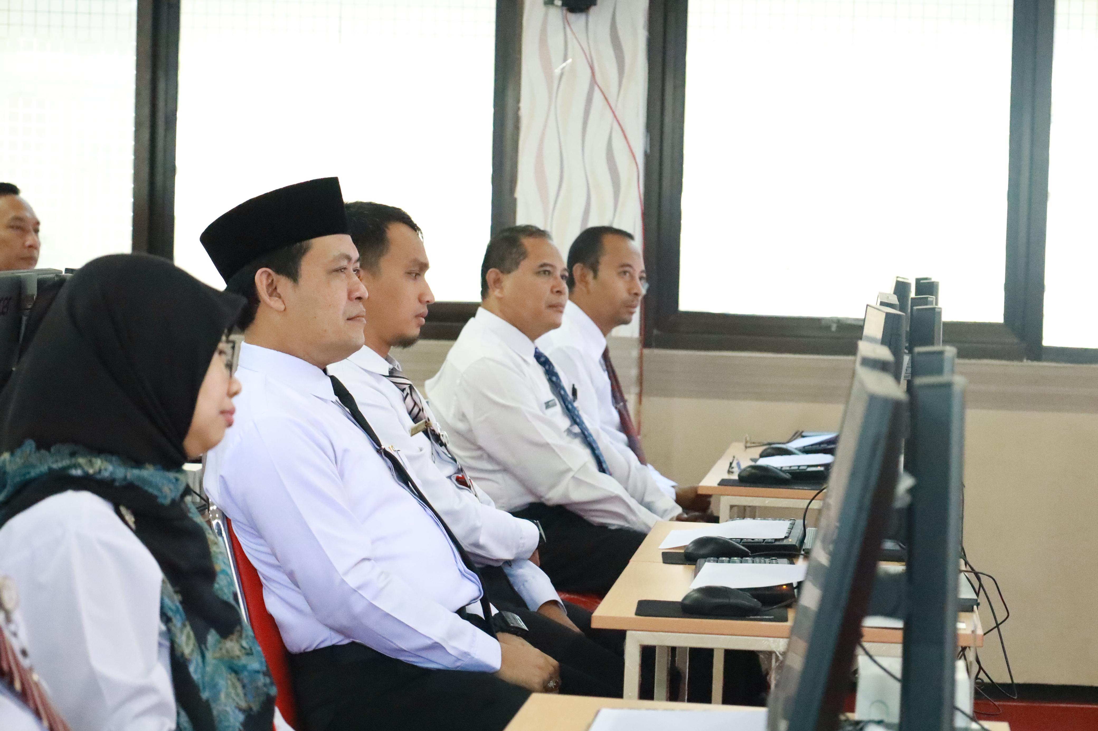 SELEKSI: Sejumlah peserta calon jabatan pimpinan tinggi (JPT) pratama saat mengikuti seleksi kompetensi manajerial dan sosial kultural, kemarin. (KOMINFO FOR RAME)