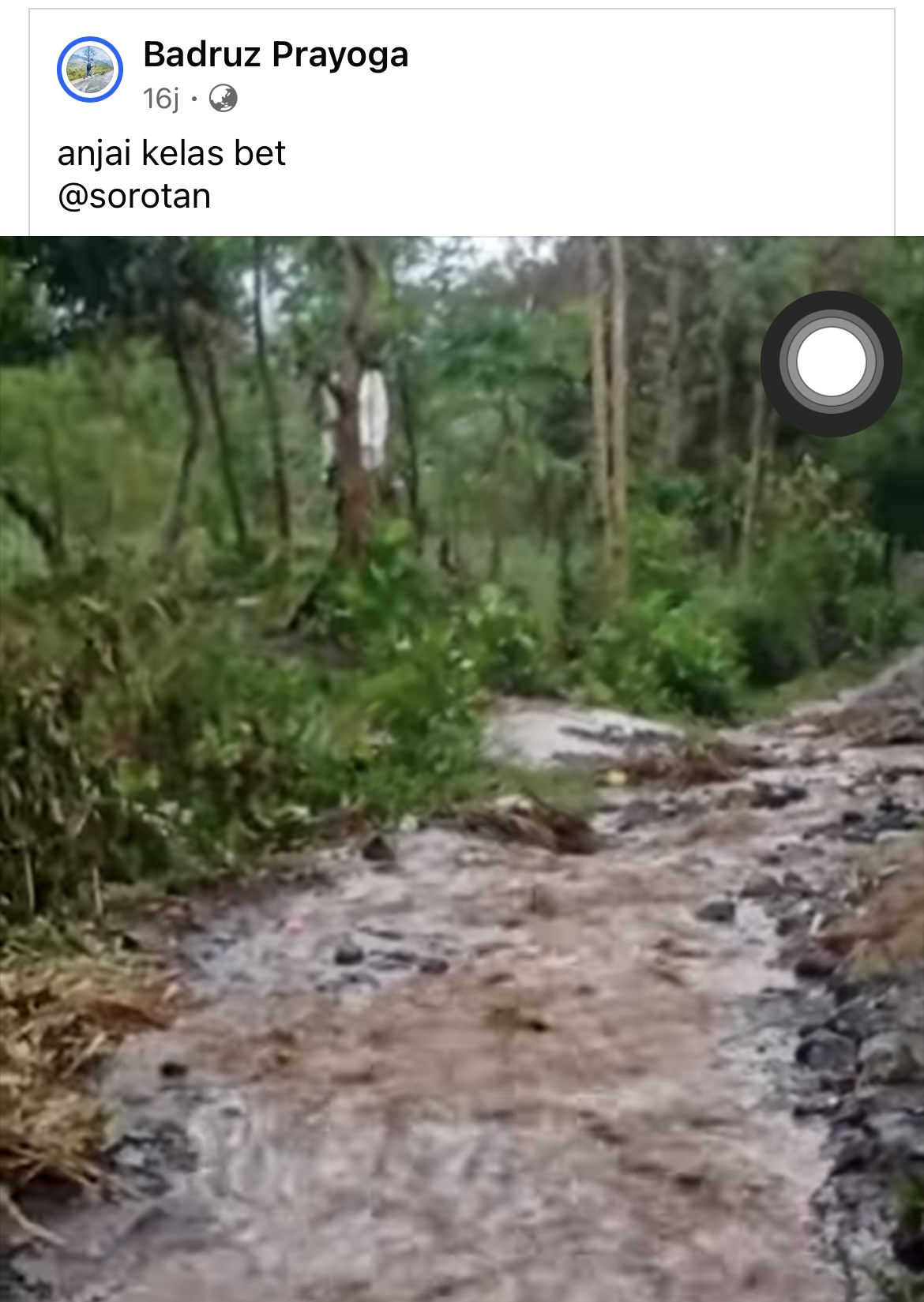 Hasil tangkapa layar unggahan video jalan di Lumajang mendadak jadi sungai.
