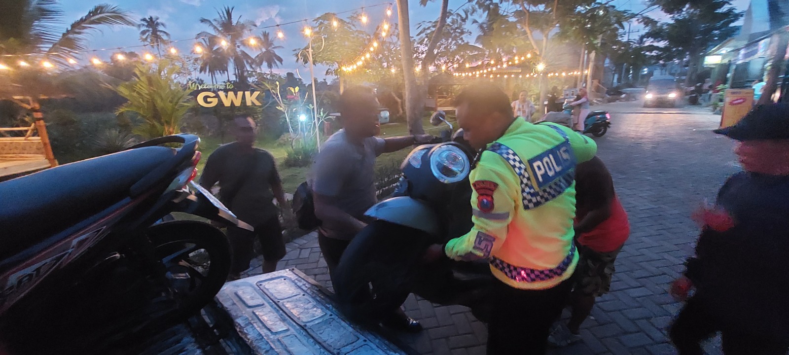 BARANG BUKTI: Dua unit sepeda motor yang saling bertabrakan di Jalan kasuari, Kelurahan Gebang, Patrang, diamankan sebarang barang bukti.