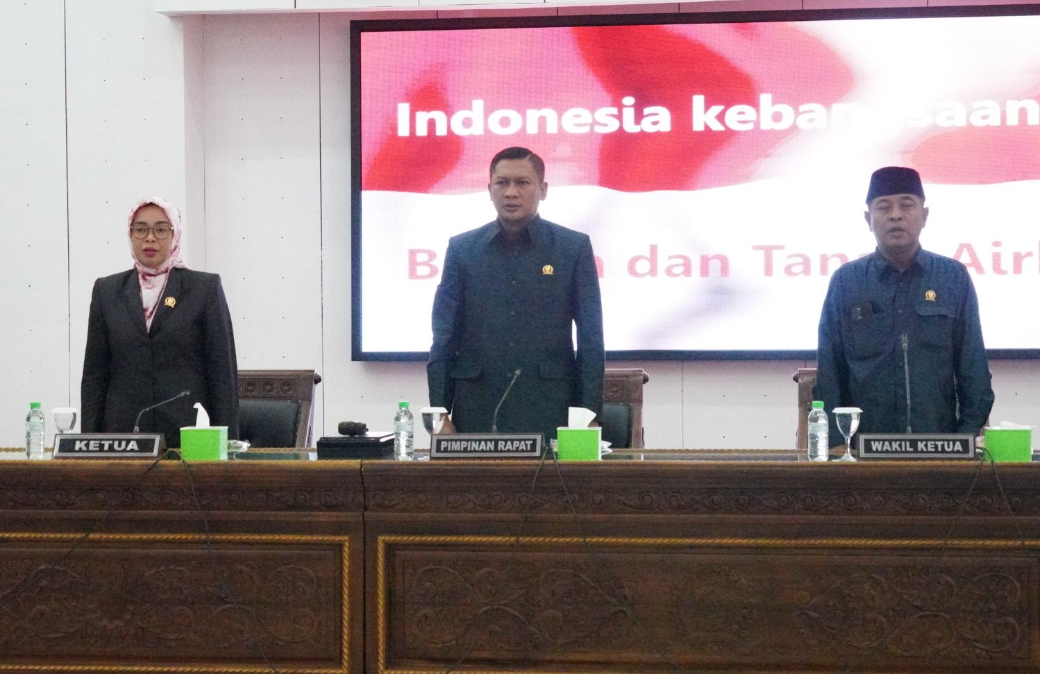 PARIPURNA: DPRD Lumajang saat menggelar rapat internal beberapa waktu lalu. Saat ini, lembaga legislatif itu bakal menuntaskan pembentukan peraturan daerah tahun ini. (ATIEQSON MAR IQBAL/RAME)