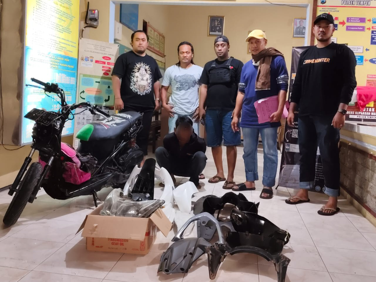 HASIL: Pelaku pencurian sepeda motor bersama barang bukti yang tampak sudah dipreteli ketika diamankan. (POLRES LUMAJANG)