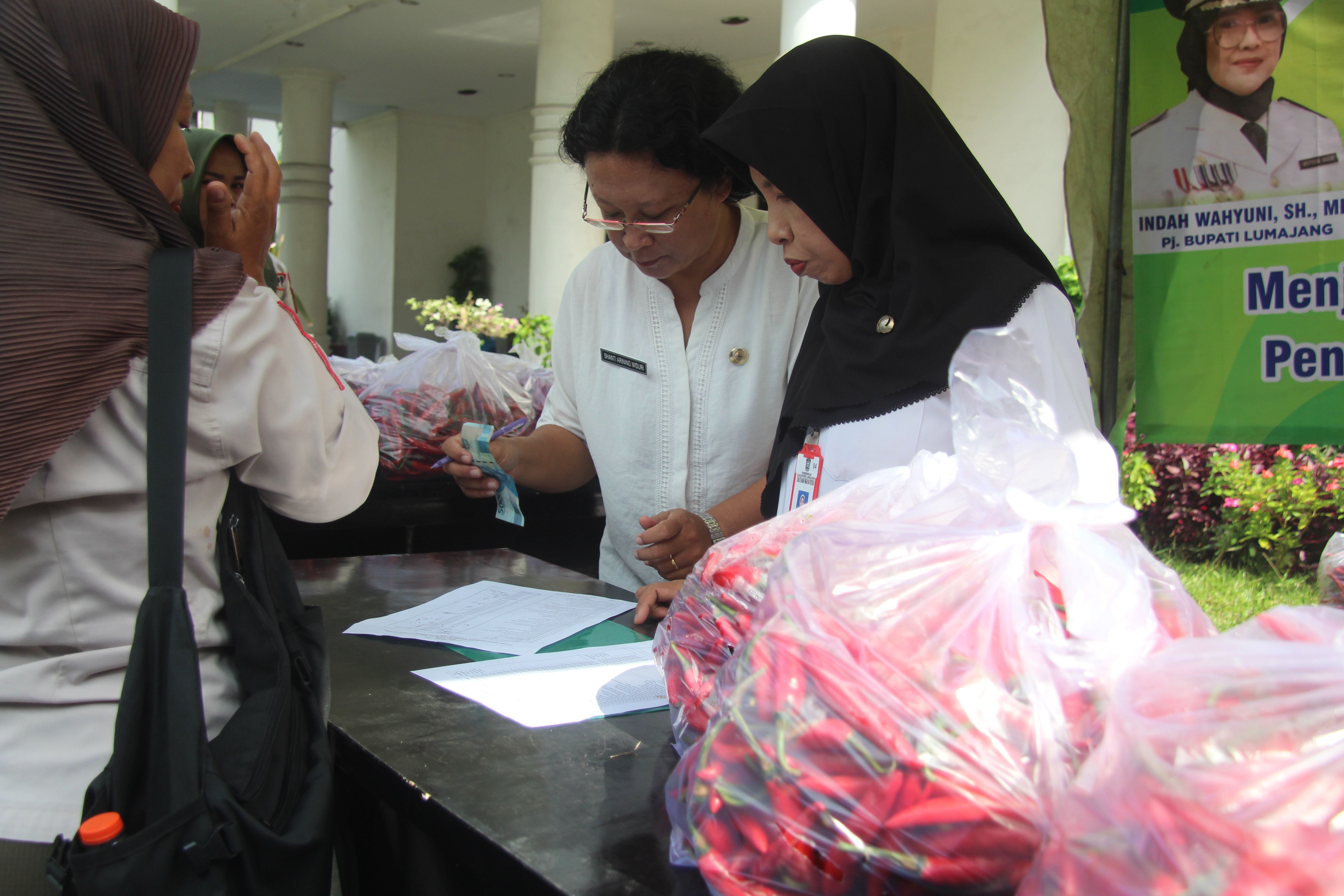 UPAYA: Pemkab Lumajang sebelumnya telah menggelar ASN belanja cabai petani untuk mengatasi deflasi, selanjutnya gerakan pasar murah akan dilakukan di enam titik. (MUHAMMAD HASBI/RAME)