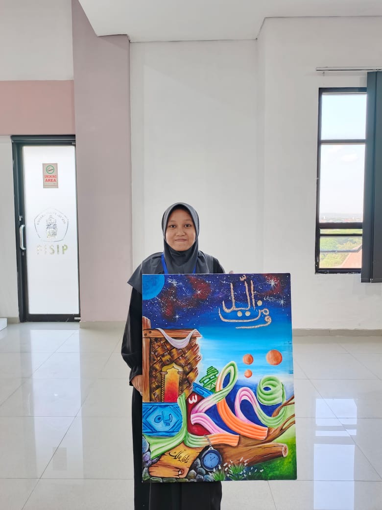 DITUNJUKAN: Afifatus Zahro saat menunjukkan hasil lomba kaligrafi tingkat nasional. (NILA FOR RAME)