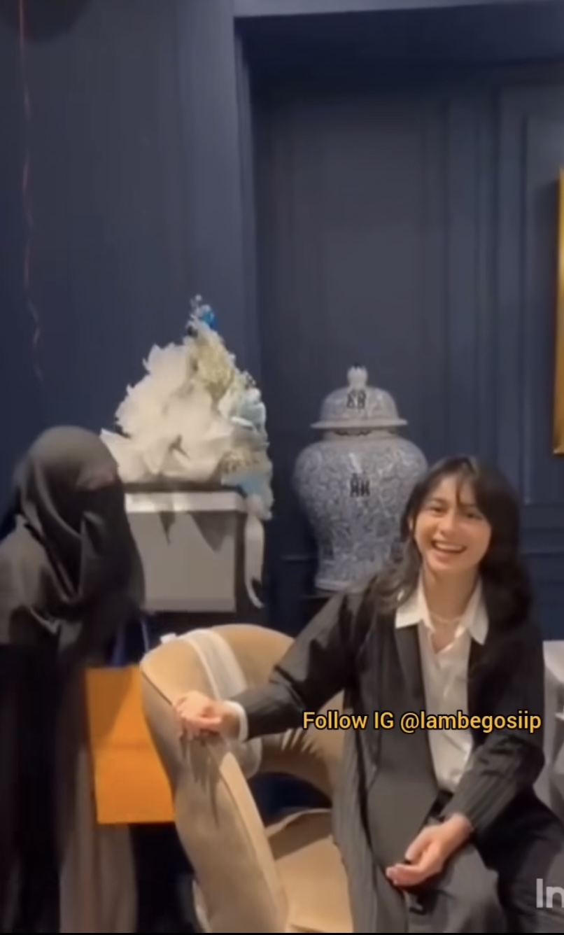 Momen Umi Pipik beri kejutan kepada Sintya Marisca.