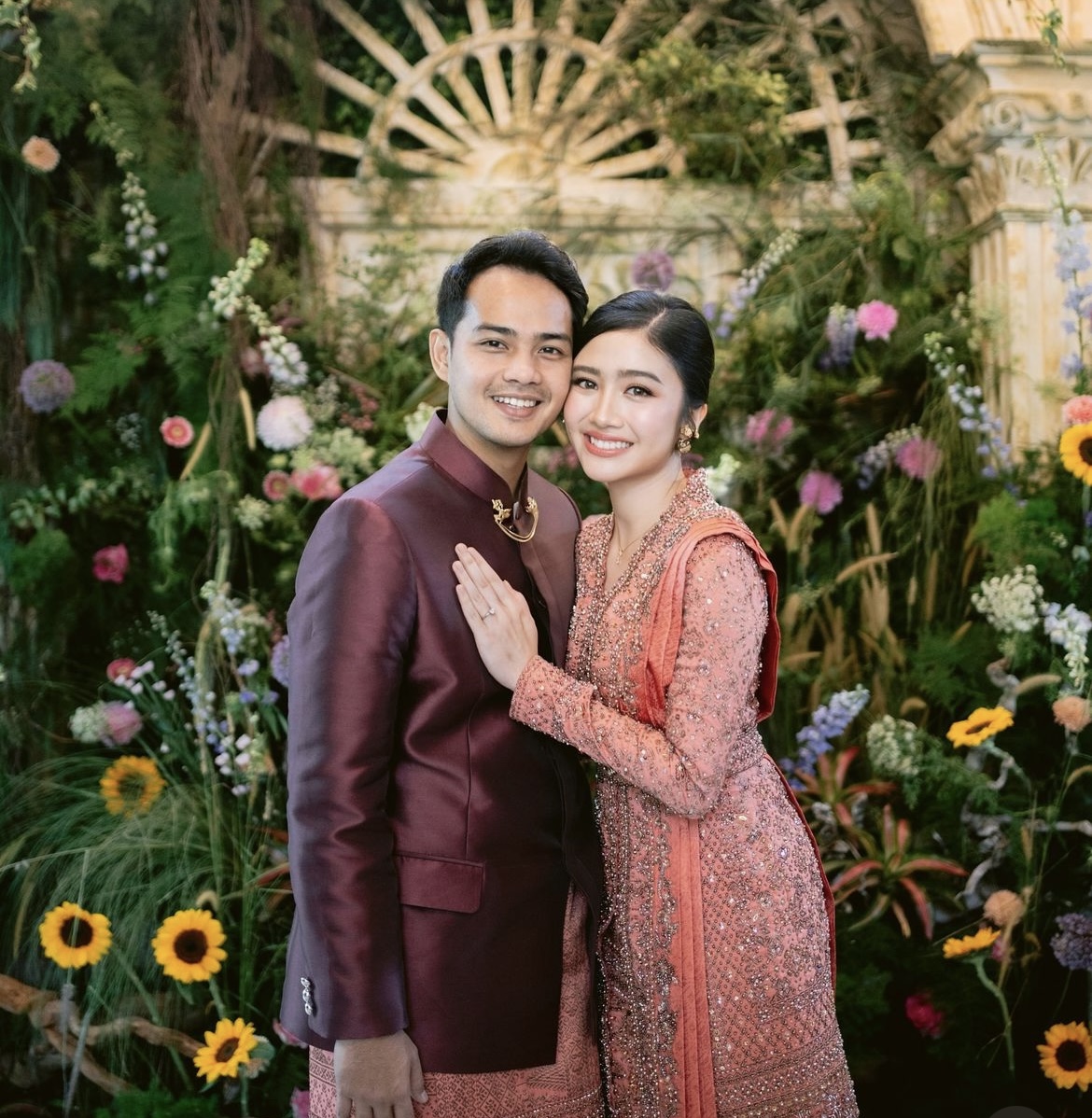 Febby Rastansi saat melangsungkan pertunangan bersama calon suaminya.