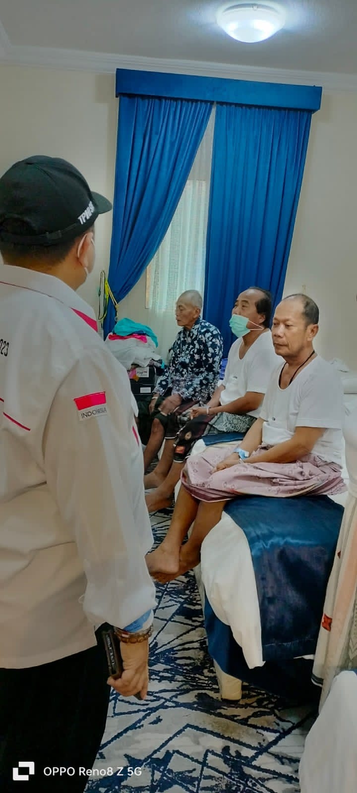 PANTAU: Salah satu petugas haji asal Lumajang saat melakukan pendampingan terhadap jamaah lansia, beberapa waktu lalu. (ROFIQ FOR RAME)
