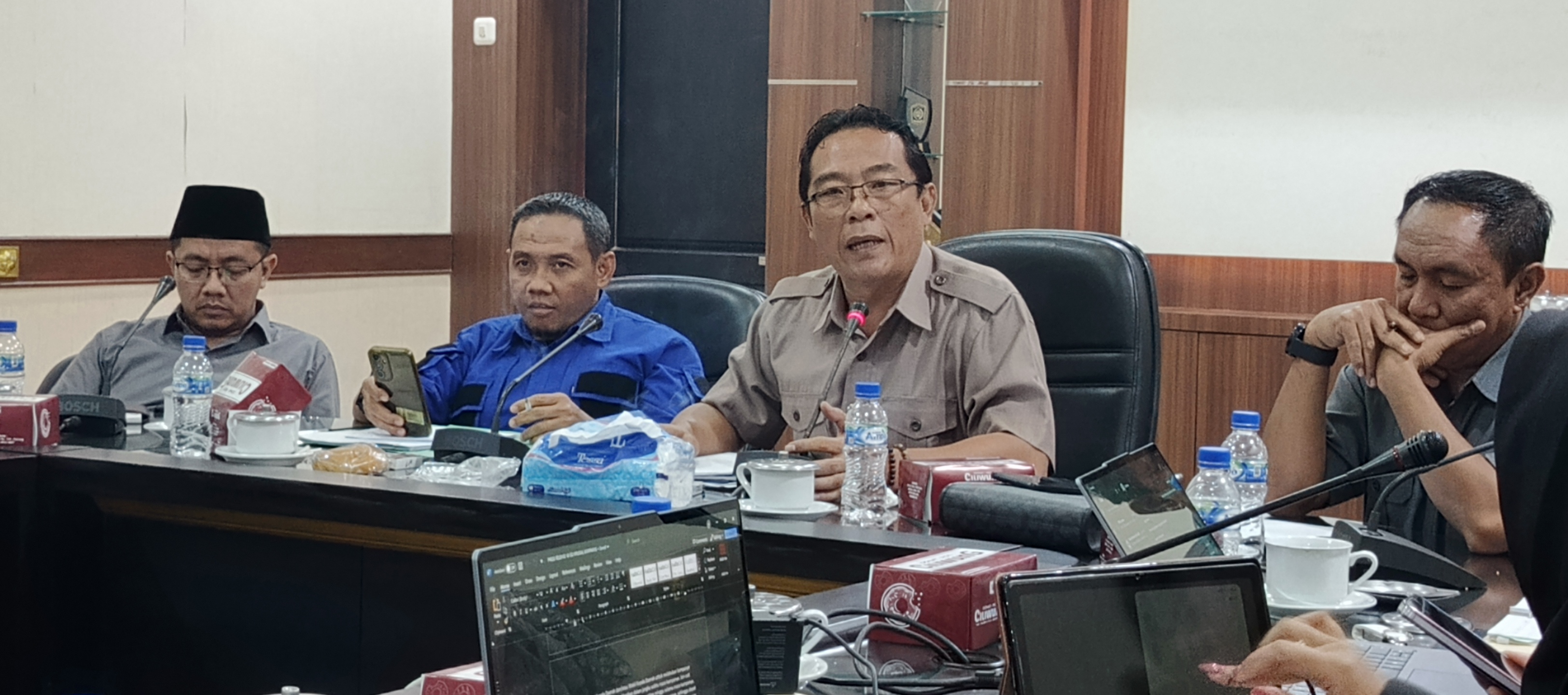 BUKA-BUKAAN: Suasana Pansus Pilkada di Ruang Banmus DPRD Jember, Senin (11/11).