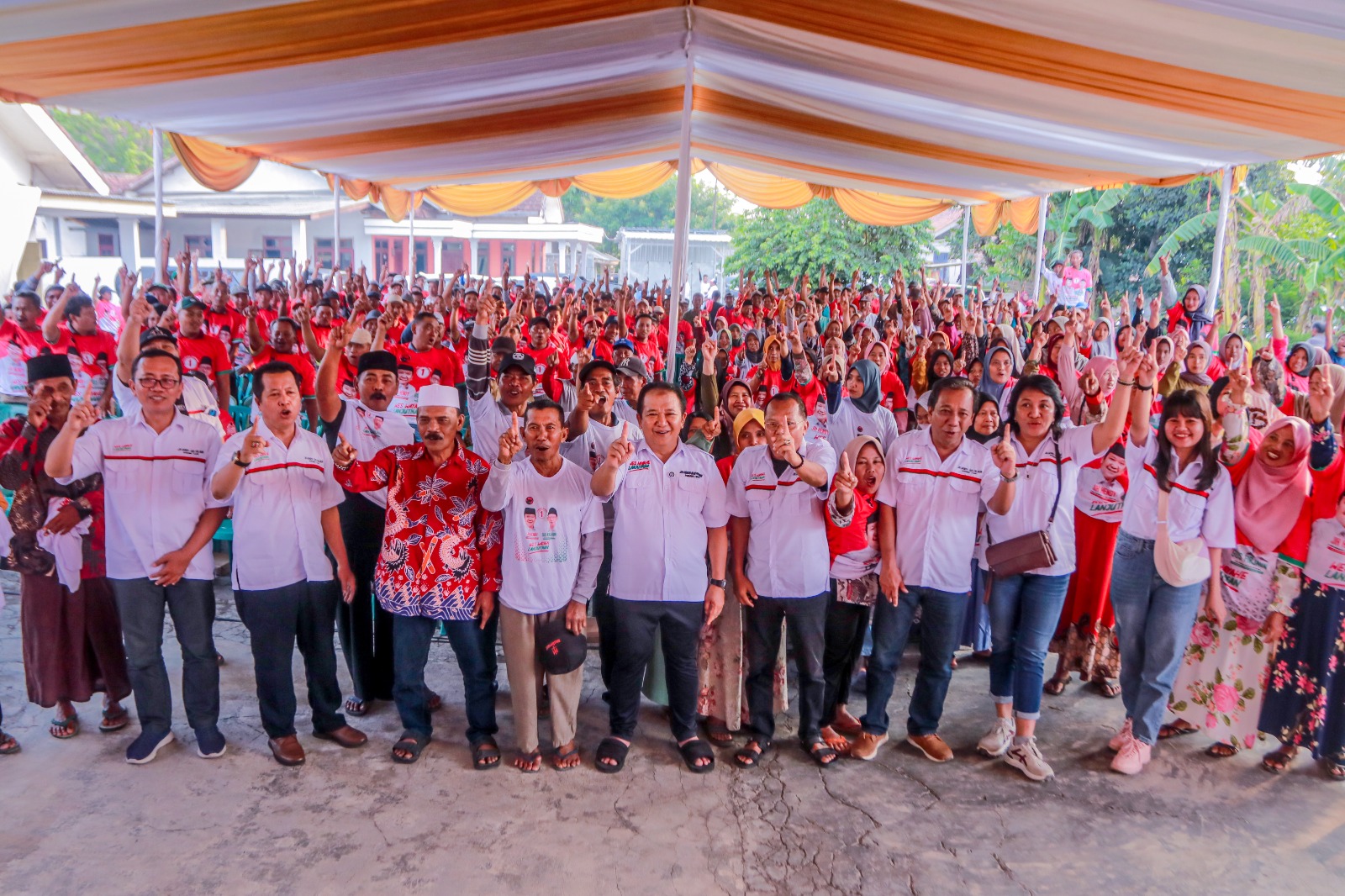 BARENG RAKYAT: Cabup nomor 1 Hendy Siswanto silaturahmi dan menginap di rumah warga Silo. Di sana bertemu dengan sejumlah kiai, para tokoh, dan masyarakat.