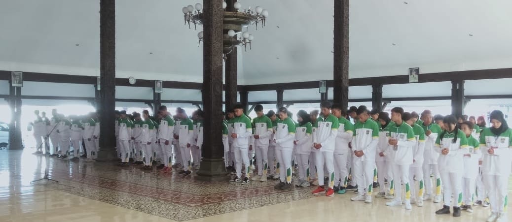 DIBEKALI: Momen pelepasan pemberangkatan atlet Lumajang saat mengikuti pelaksanaan POPDA Jatim 2024. (ROFIK FOR RAME)