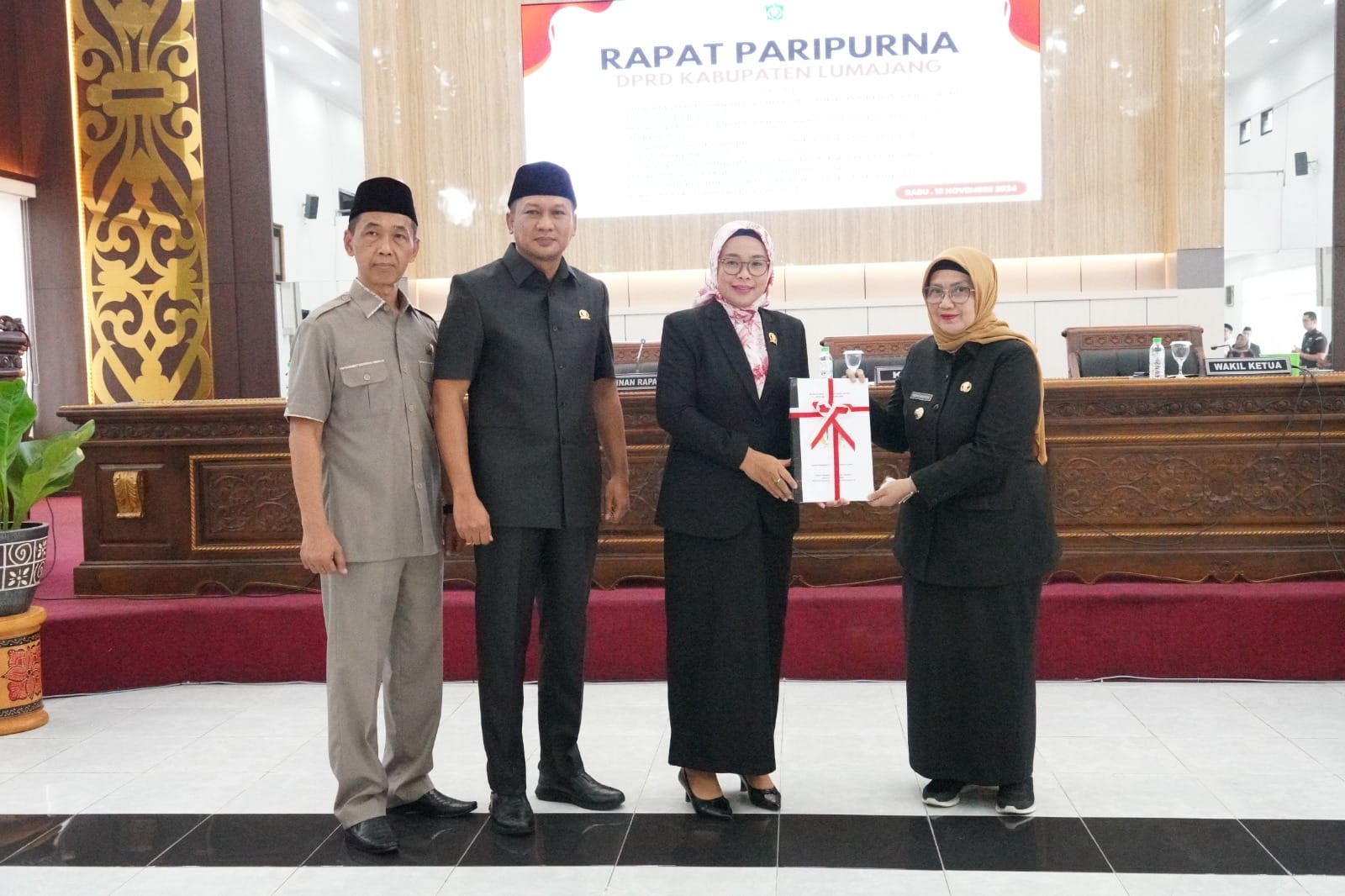 PARIPURNA: Sejumlah pimpinan DPRD Lumajang saat menggelar rapat paripurna, Rabu (13/11) lalu. (ATIEQSON MAR IQBAL/RAME)
