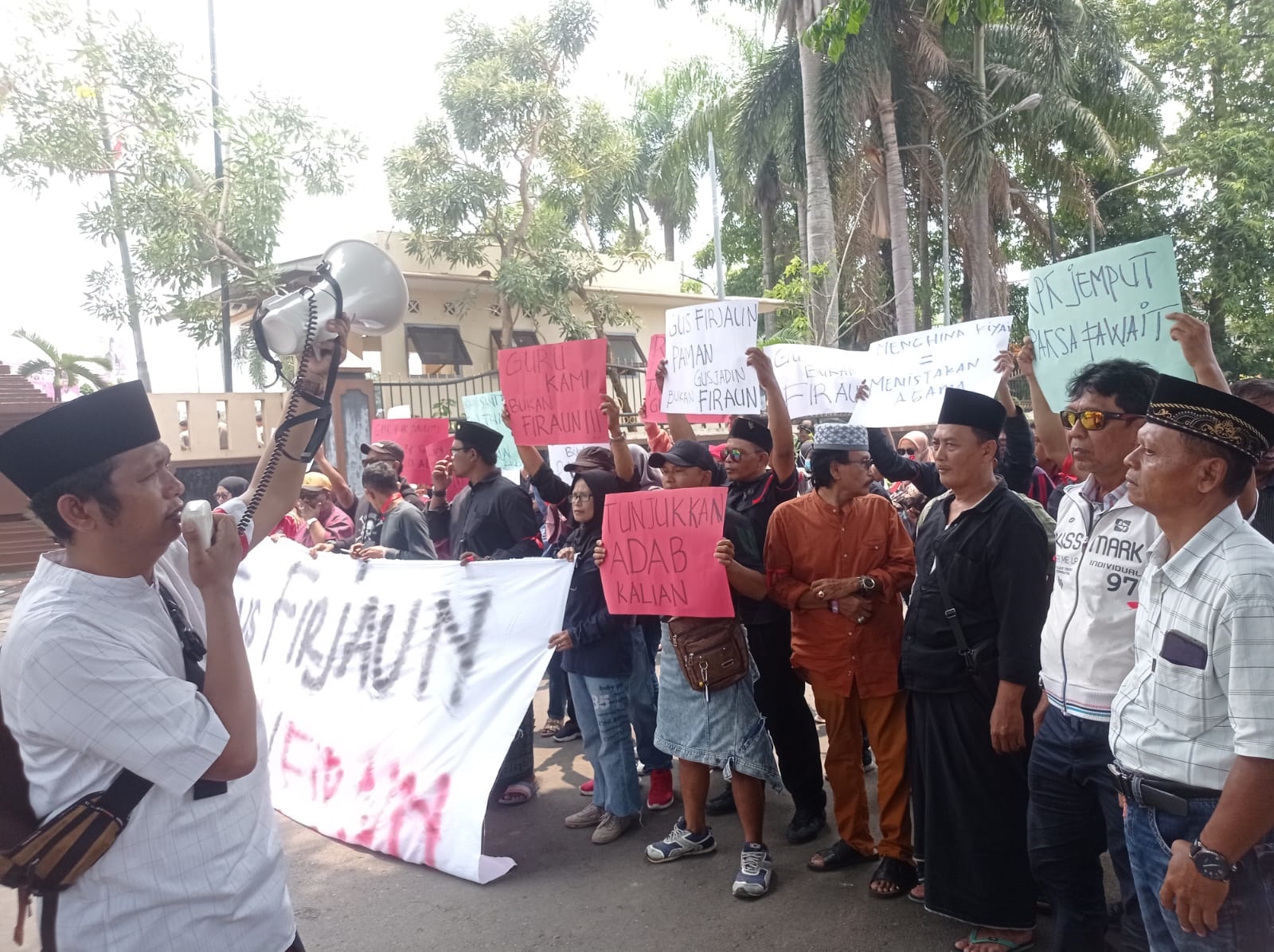 SAMPAIKAN TUNTUTAN: Massa aksi Masyarakat Bela Kiai melakukan demonstrasi di depan Kantor DPRD Jember, kemarin (14/11). Mereka melakukan pembelaan atas dugaan ujaran kebencian dan fitnah