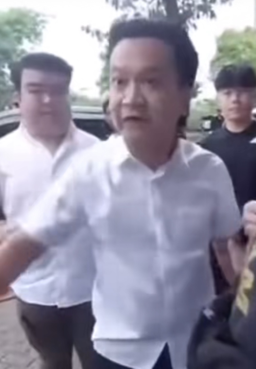 Aksi Ivan yang menemui EN, untuk memaksanya meminta maaf sambil sujud dan menggonggong.