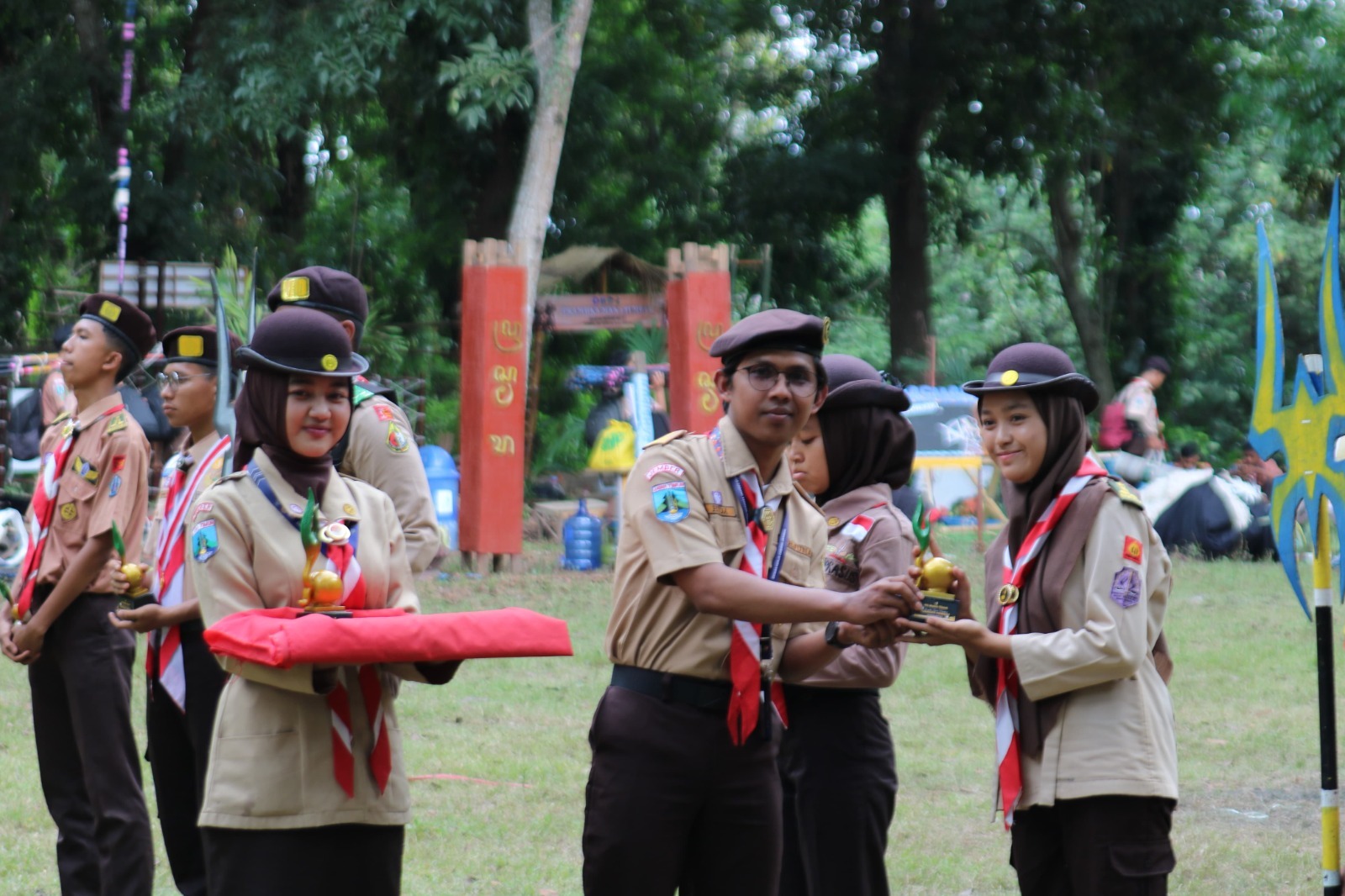 SEMRINGAH: Mufidatul Nuril Intan Kamila, siswa SMA Nuris, mewakili tim Pramuka putri menerima piala juara PK Match TikTok tingkat kabupaten dalam Kemah Pramuka SMA Se-Jember pada September lalu.