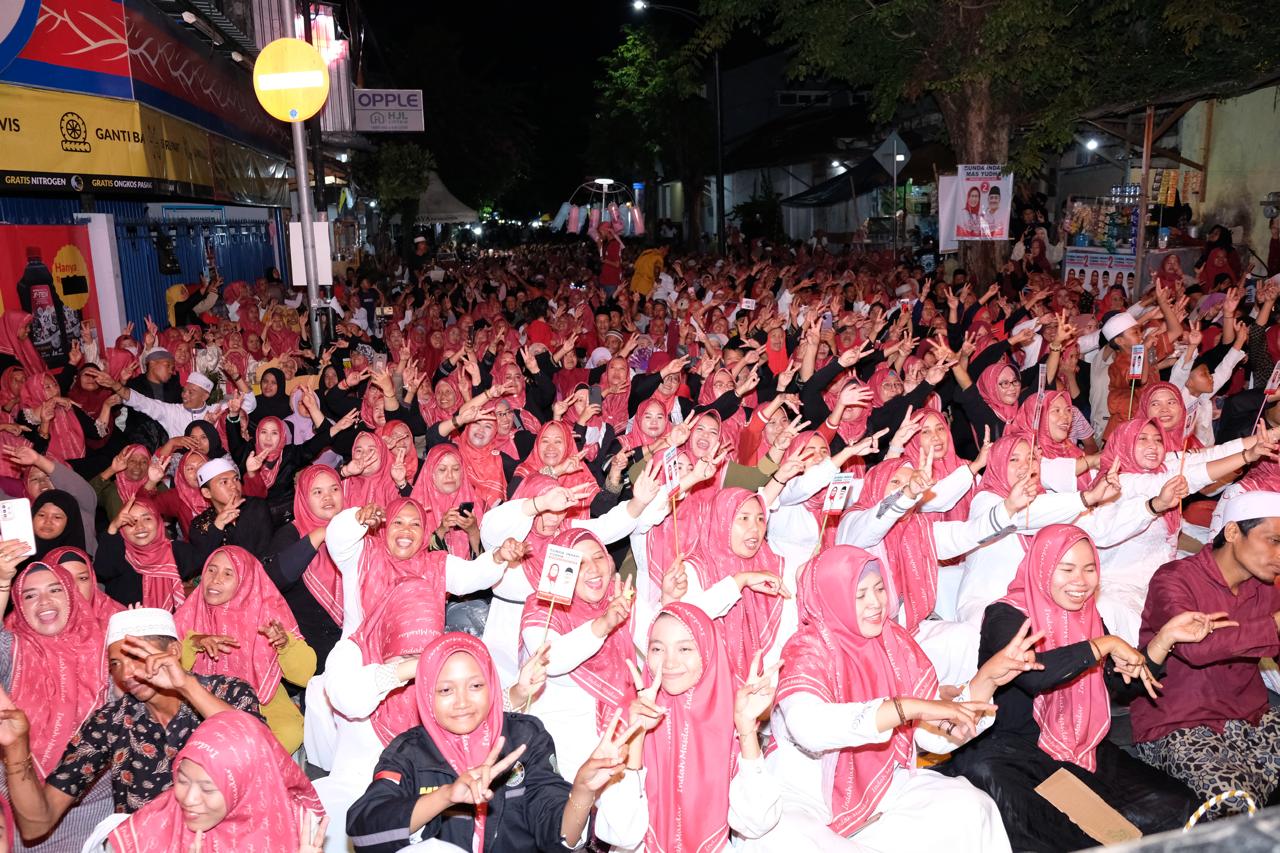 MERIAH: Masyarakat Lumajang begitu antusias mengikuti solawatan bareng Bunda Indah-Mas Yudha