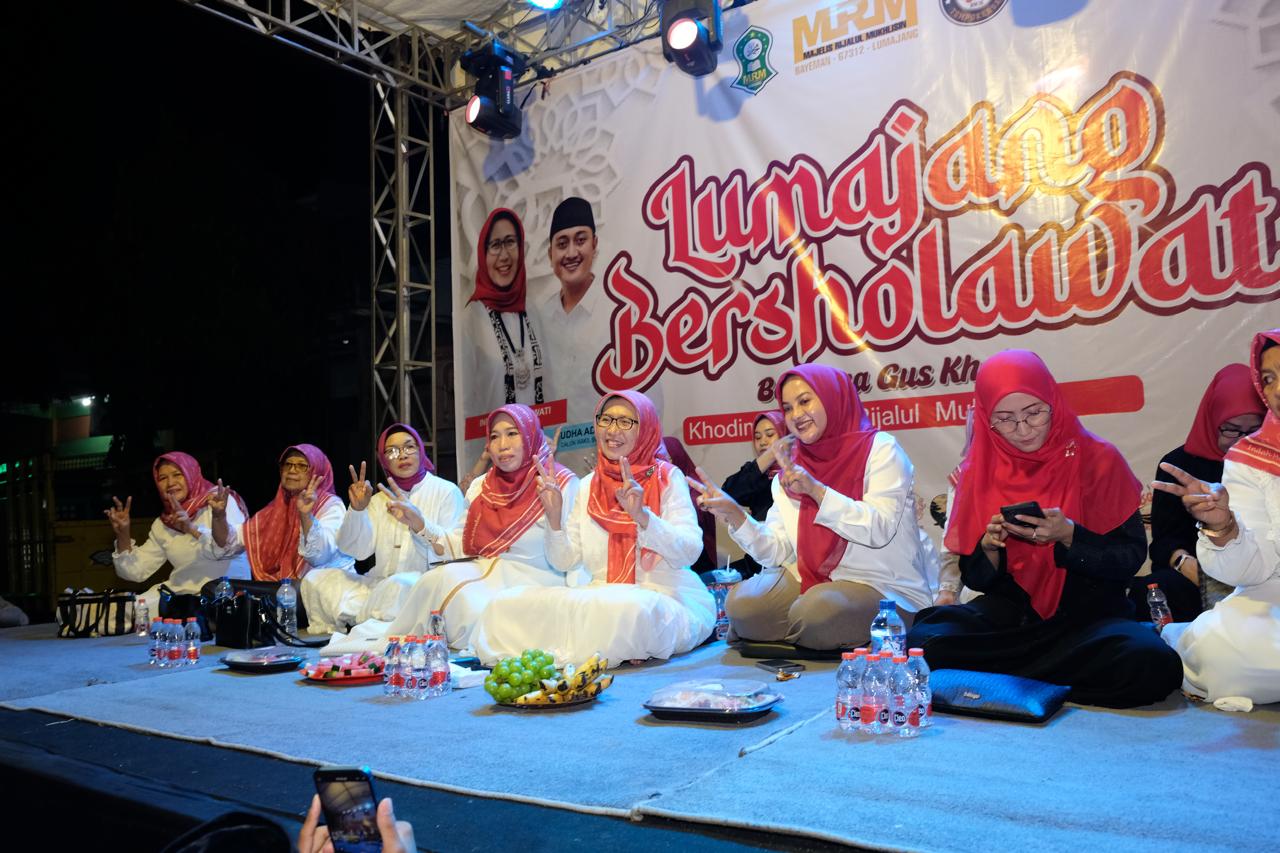 MENYALA: Ratusan warga berkumpul solawtan bareng Bunda Indah-Mas Yudha hingga penuhi jalan Hoscokroaminoto, Lumajang.