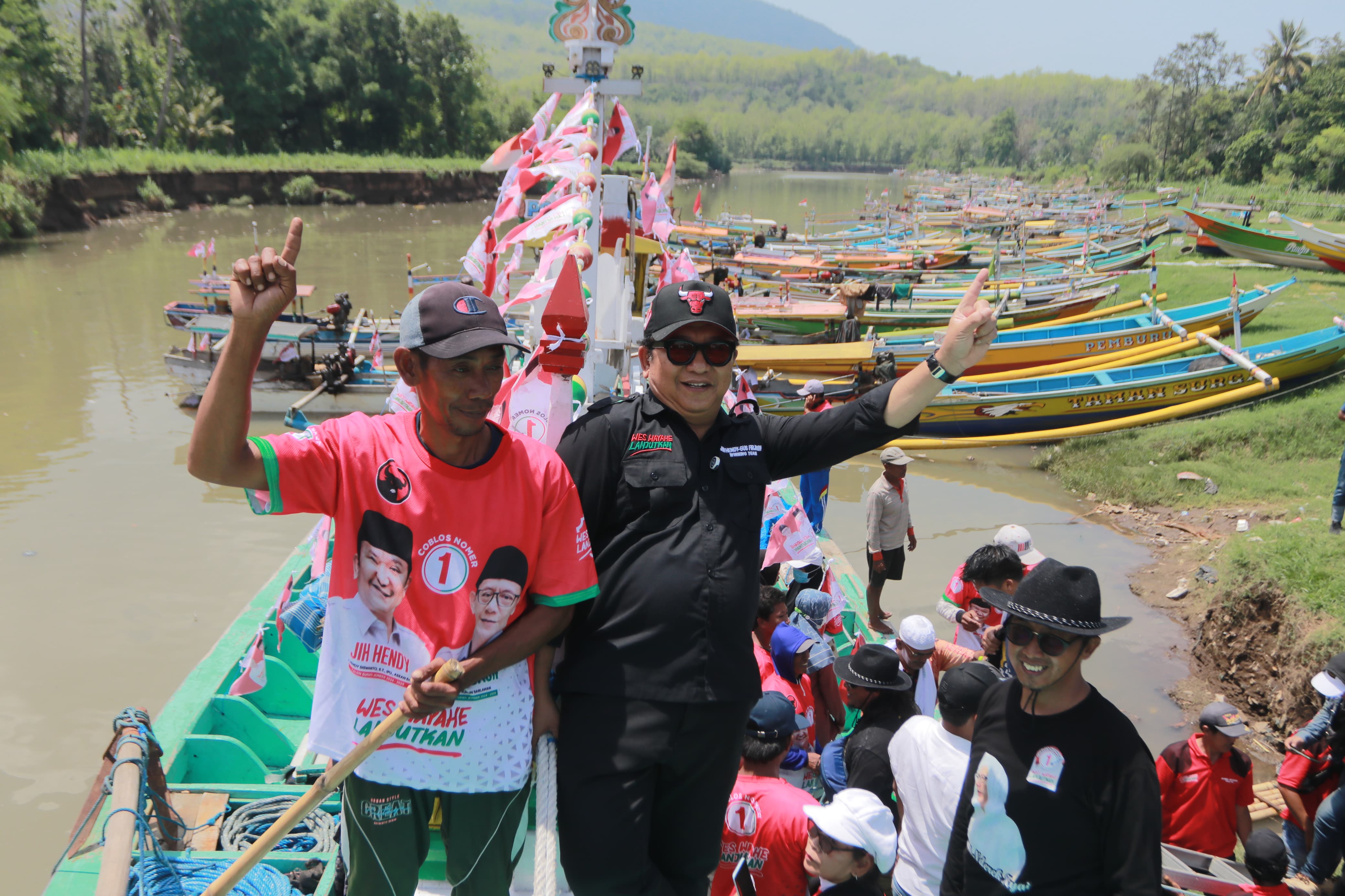 AKRAB: Calon bupati Jember nomor urut 1 Hendy Siswanto dalam acara pawai perahu yang diinisiasi nelayan untuk mengampanyekan pasangan Hendy Siswanto dan Gus Firjaun, di aliran sungai Desa Puger Wetan,