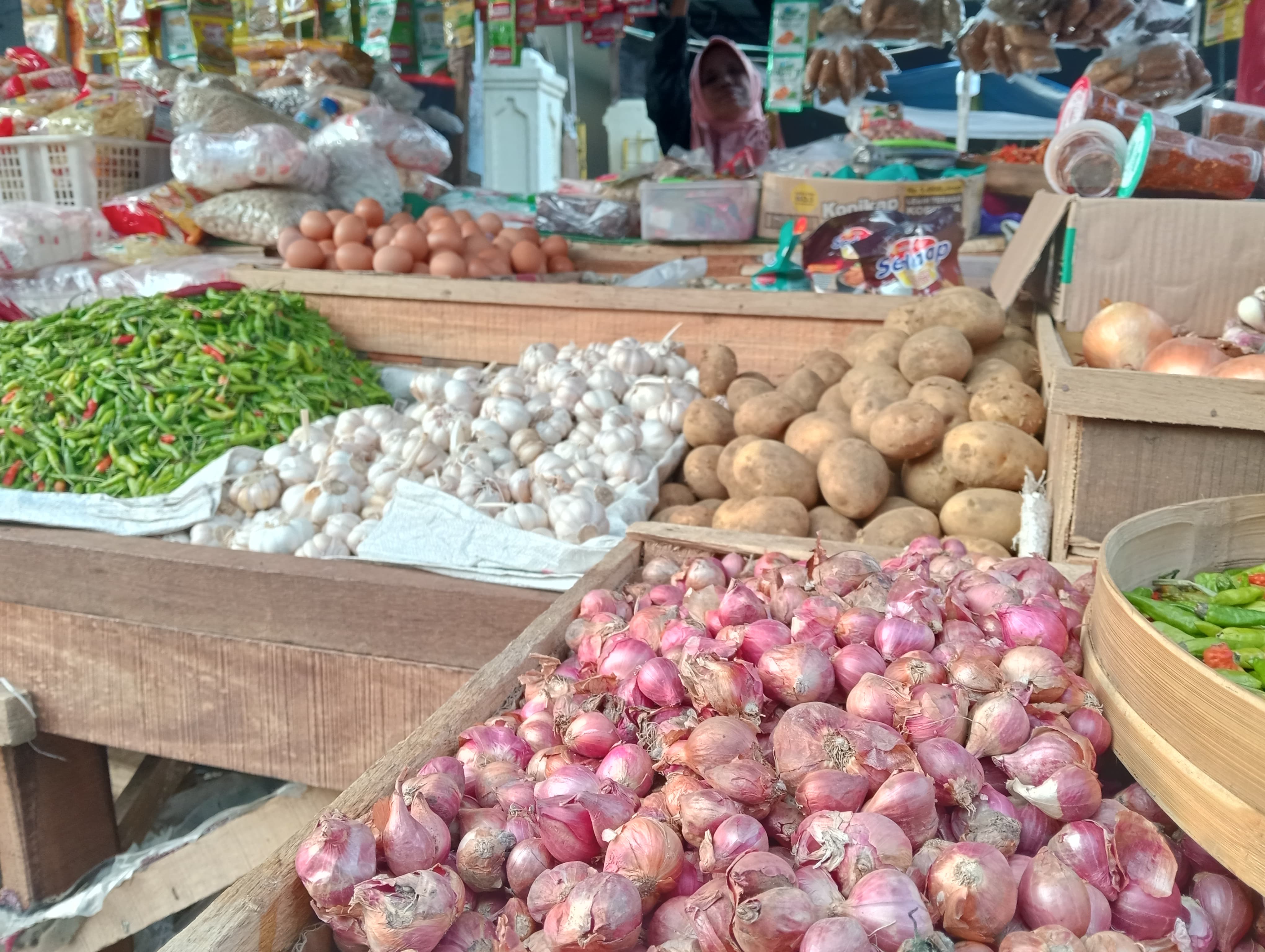 TRANSAKSI: Salah satu pedagang Pasar Kunir saat melayani pembeli, kemarin. (ATIEQSON MAR IQBAL/RAME)