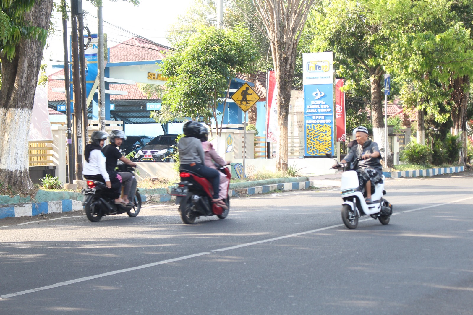 DI JALAN UMUM: Salah satu warga yang melintasi jalan pronvisi menggunakan sepeda listrik di Kelurahan Badean.