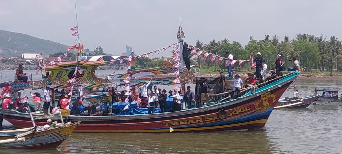 PAWAI: Tampak perahu yang digunakan oleh pawai paslon nomor 01 Hendy-Firjaun.