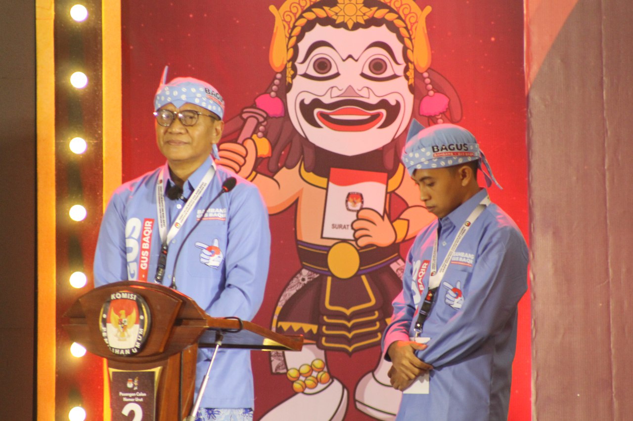 KOMPAK: Paslon Bambang Soekwanto dan Moh Baqir saat di atas panggung debat publik ketiga, Selasa (19/11) lalu.