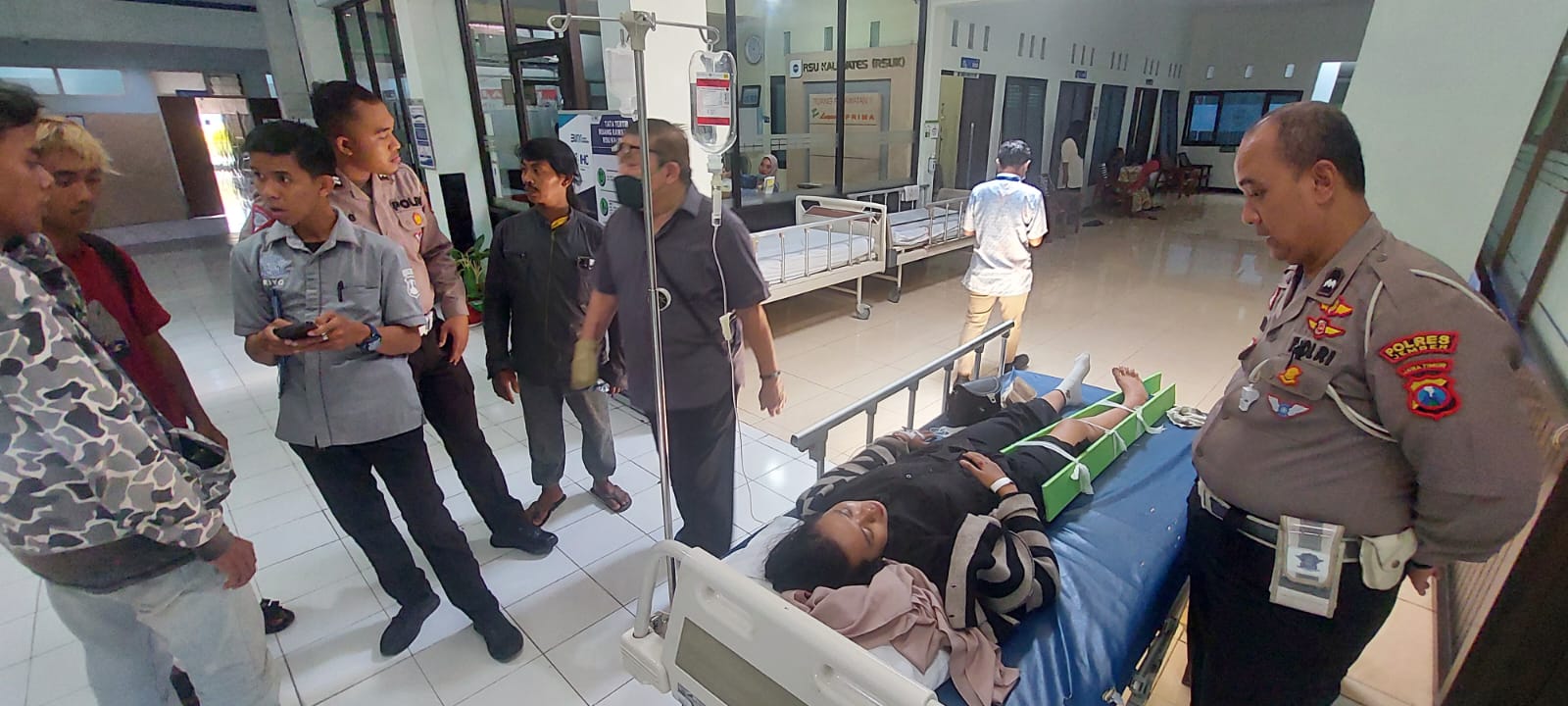 PATAH TULANG: Dwi Novia Rahmawati, pengendara motor&nbsp; Honda Scoopy dilarikan ke IGD RSU Kaliwates karena mengalami patah kaki kanan. (JUMAI/RADAR JEMBER)
