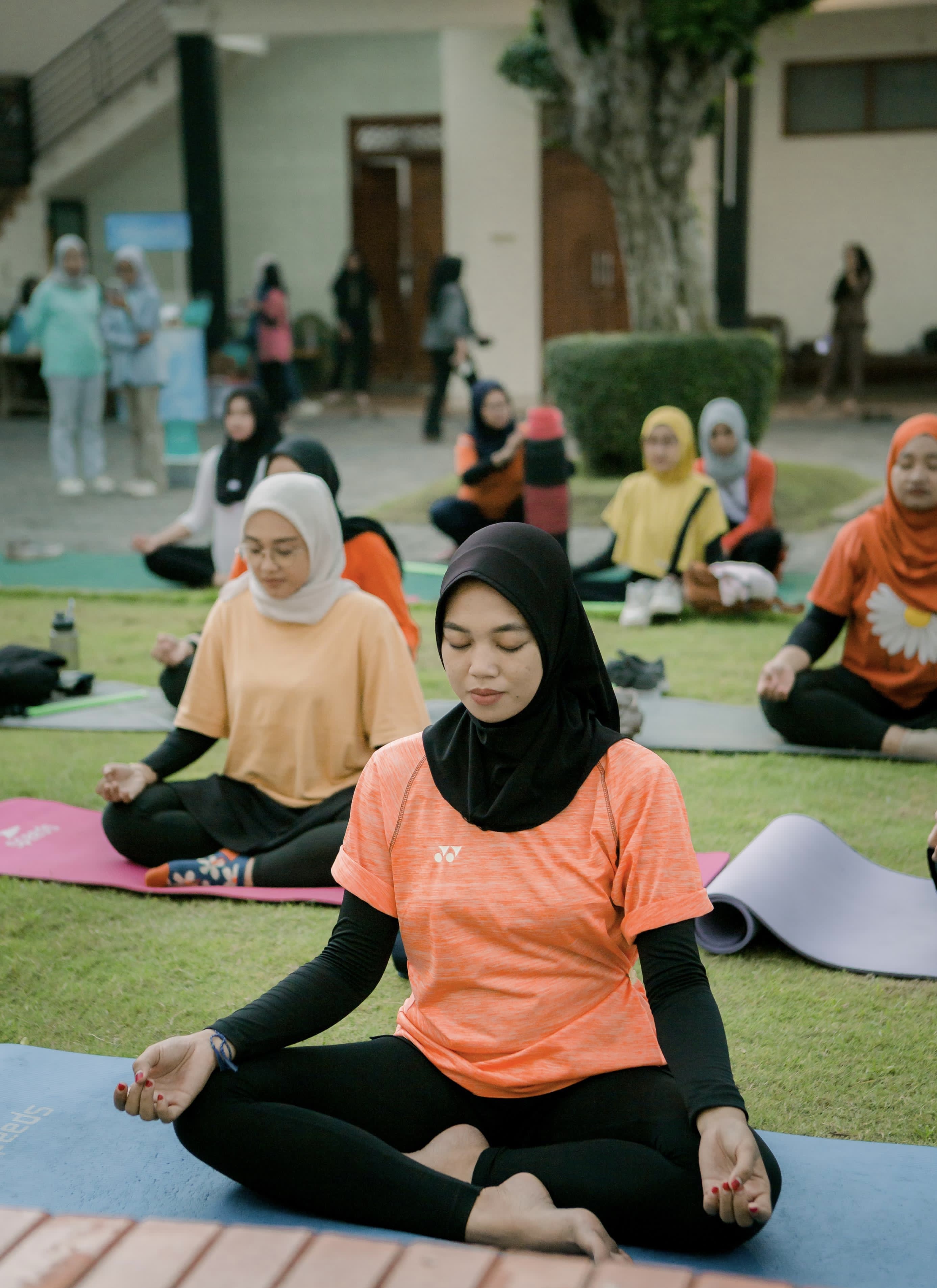 RUTIN : Salah seorang warga ketika maksimalkan latihan yoga secara rutin agar tubuh tetap sehat. (ADE APRYANIS/RAME)