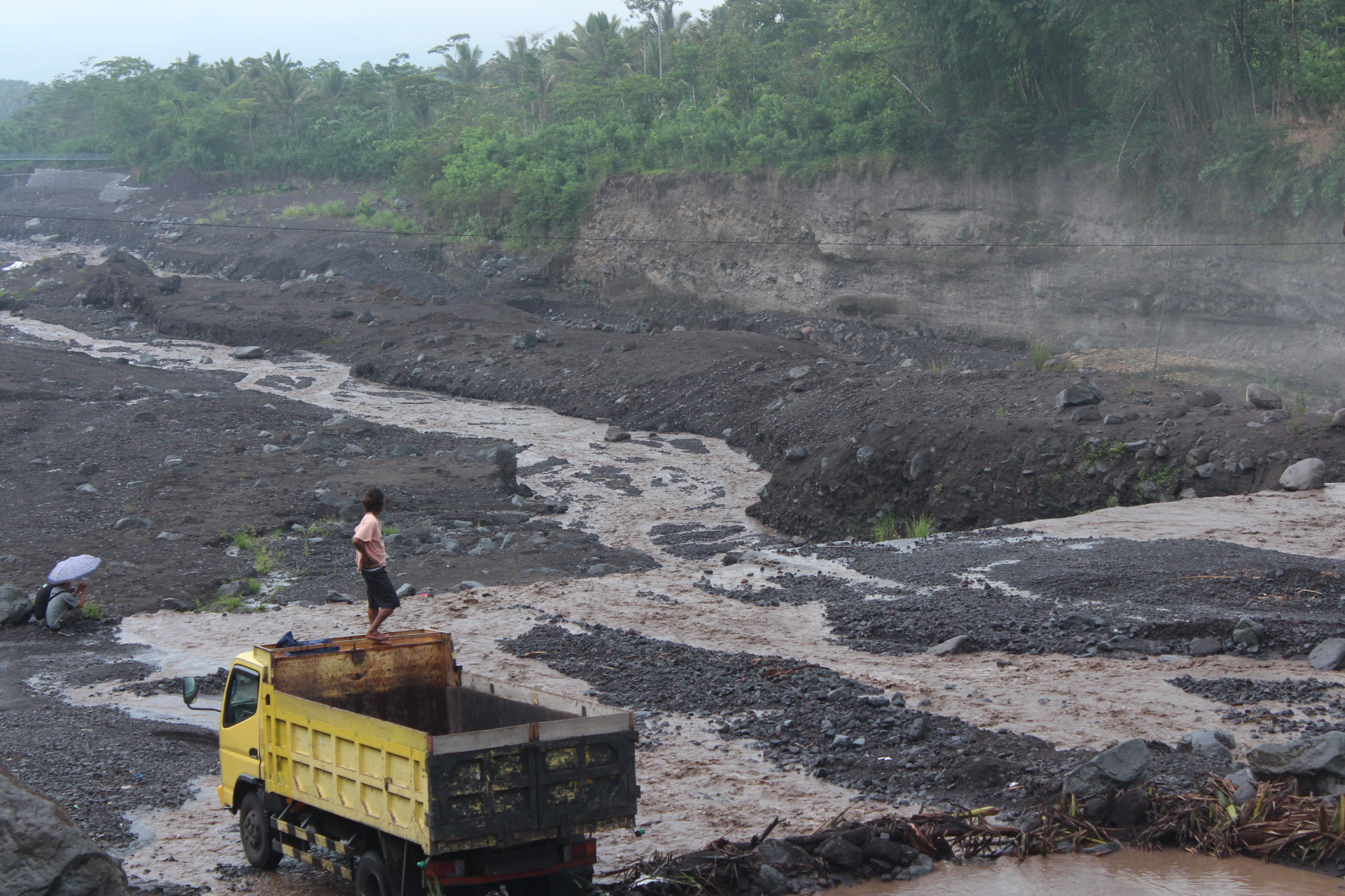 AKTIVITAS: Aktivitas penambang pasir di area aliran lahar Gunung Semeru di Pasrujambe. Masyarakat diimbau untuk selalu meningkatkan kewaspadaan.  (MUHAMMAD HASBI/RAME)