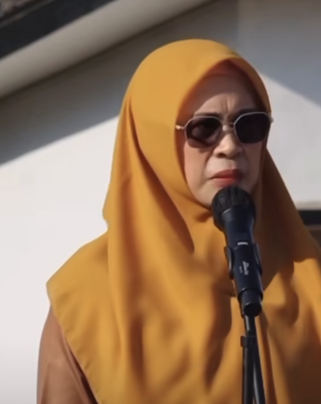 Sosok guru viral gara-gara petuahnya.