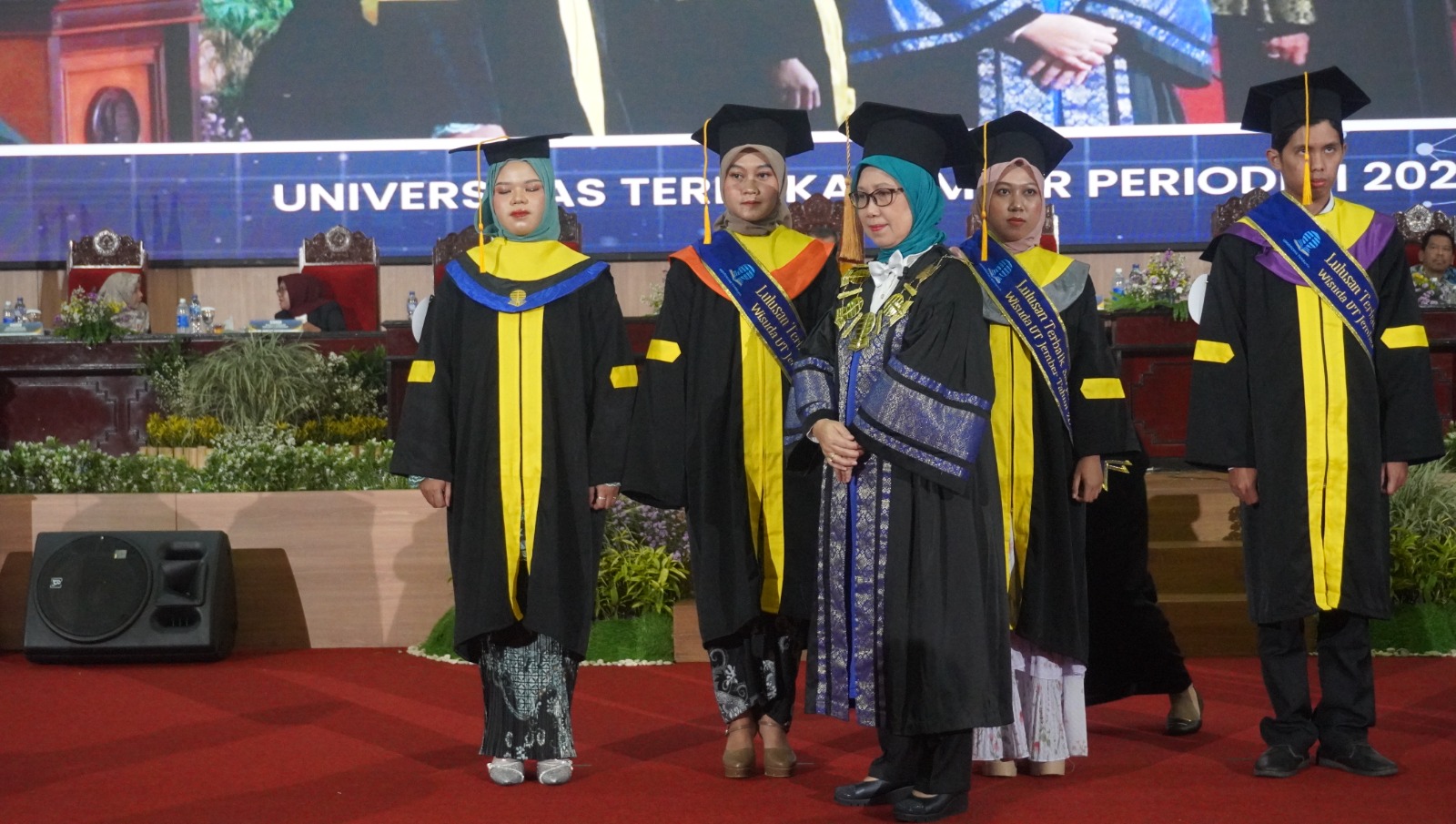 FOTO BERSAMA : Dekan Fakultas Sains dan Teknologi Universitas Terbuka Dr Subekti Nurmawati, M.Si. (kanan) pada acara wisuda di Gedung Auditorium Unej.