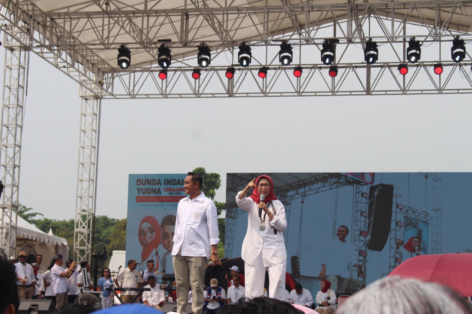 MERIAH: Bunda Indah-Mas Yudha hadir langsung sapa masyarakat Lumajang yang hadir diacara kampanye akbar. (ADE APRYANIS/RAME)