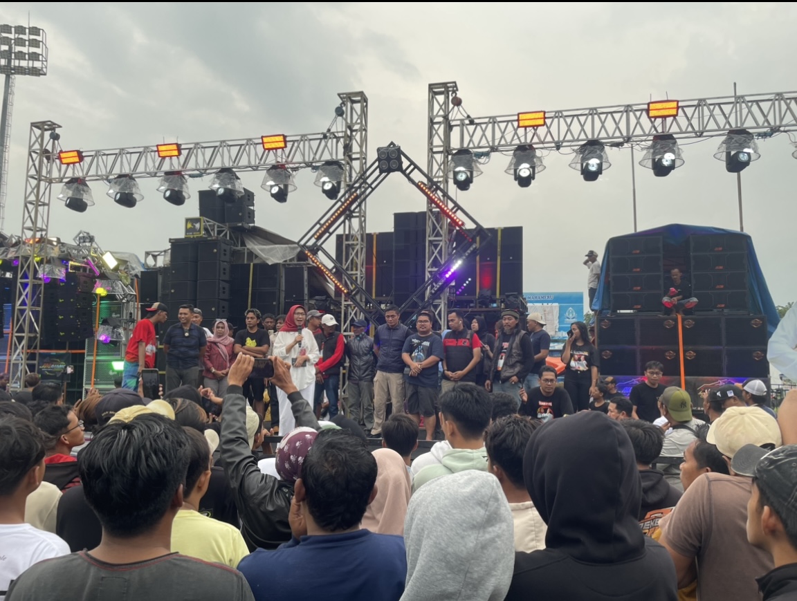 LEBIH SERU: Ribuan warga berdatangan melihat cek sound horeg di Stadion Semeru Lumajang, kemarin. (ADE APRYANIS/RAME)