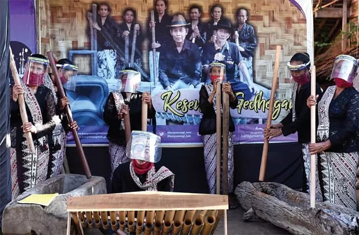 Foto: Tradisi gedhogan yang masih dilestarikan oleh masyarakat Desa Kemiren (Sumber: Jawa Pos)