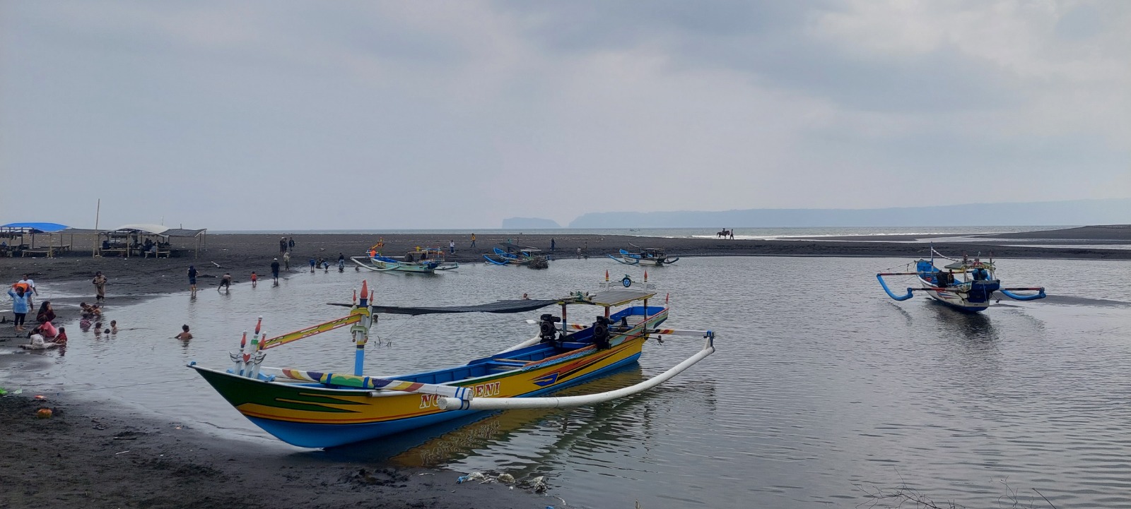 JADI TEMPAT MANDI: Setelah dihantam gelombang besar, plawangan untuk jalur keluar masuk jukung nelayan kini berubah menjadi muara yang dijadikan tempat mandi dan parkir jukung. (JUMAI/RJ)
