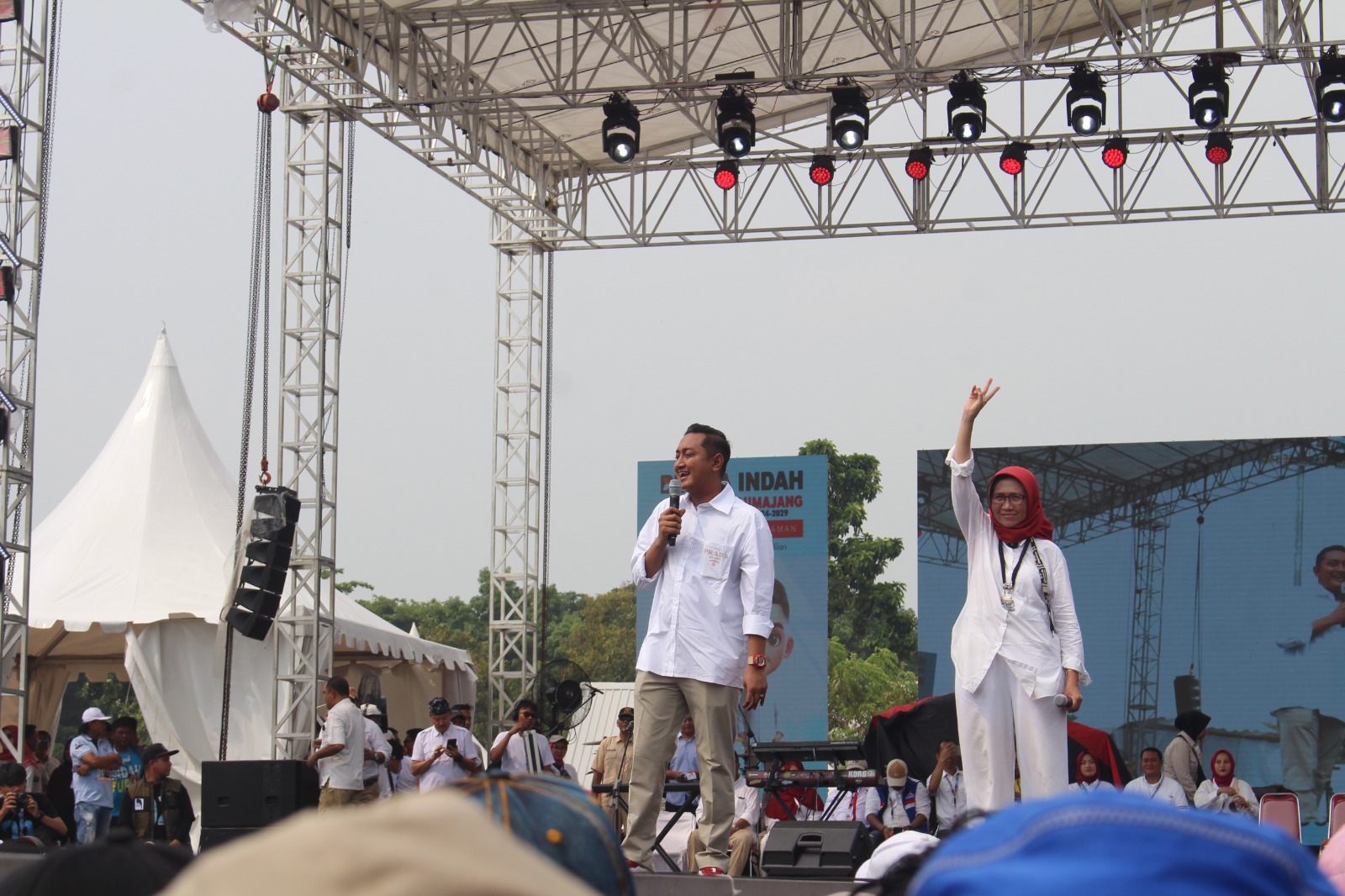 LANTANG:  Pasangan calon Bupati-wakil bupati Lumajang nomor urut 02 dengan tegas menyampaikan orasi saat kampanye akbar. (ADE APRYANIS/RAME)