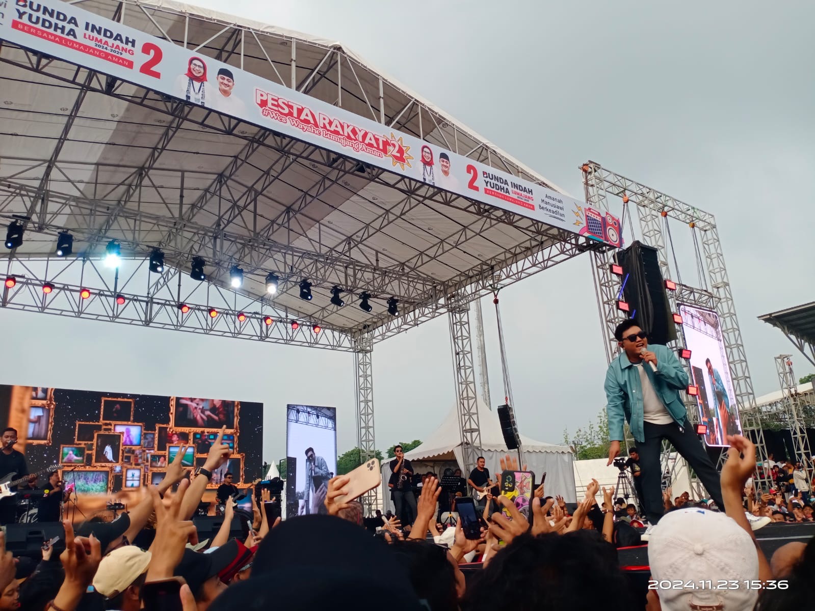 SERU: Kampanye Bunda Indah-Mas Yudha hadir langsung Deny Caknan untuk memeriahkan kegiatan tersebut. (ADE APRYANIS/RAME)