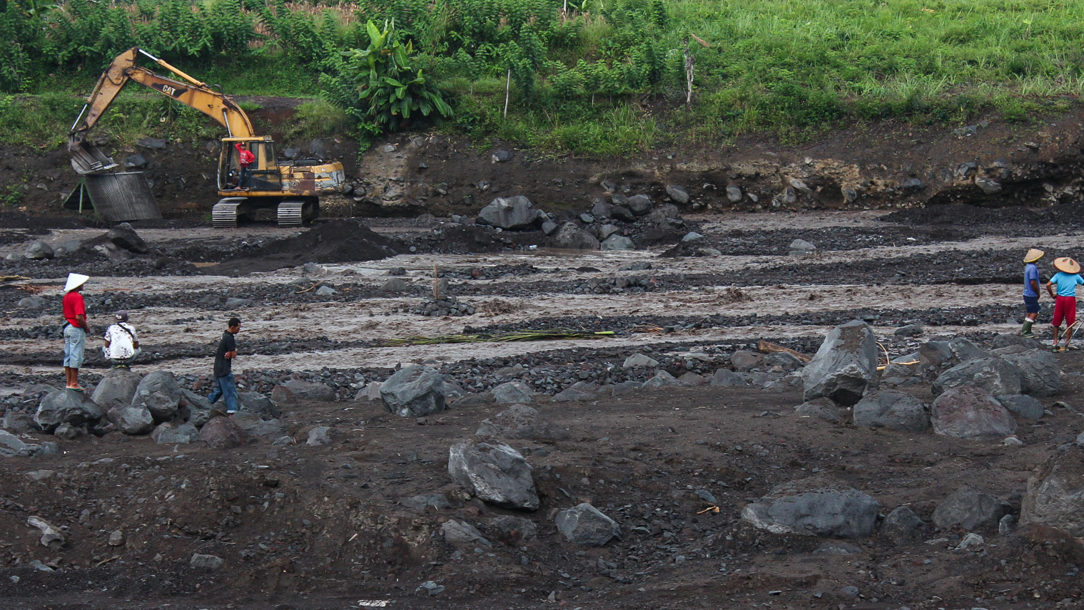 ALIRAN: Sejumlah penambang pasir Lumajang melakukan aktivitas penambangan di aliran sungai, belum lama ini. (MUHAMMAD HASBI/RAME)