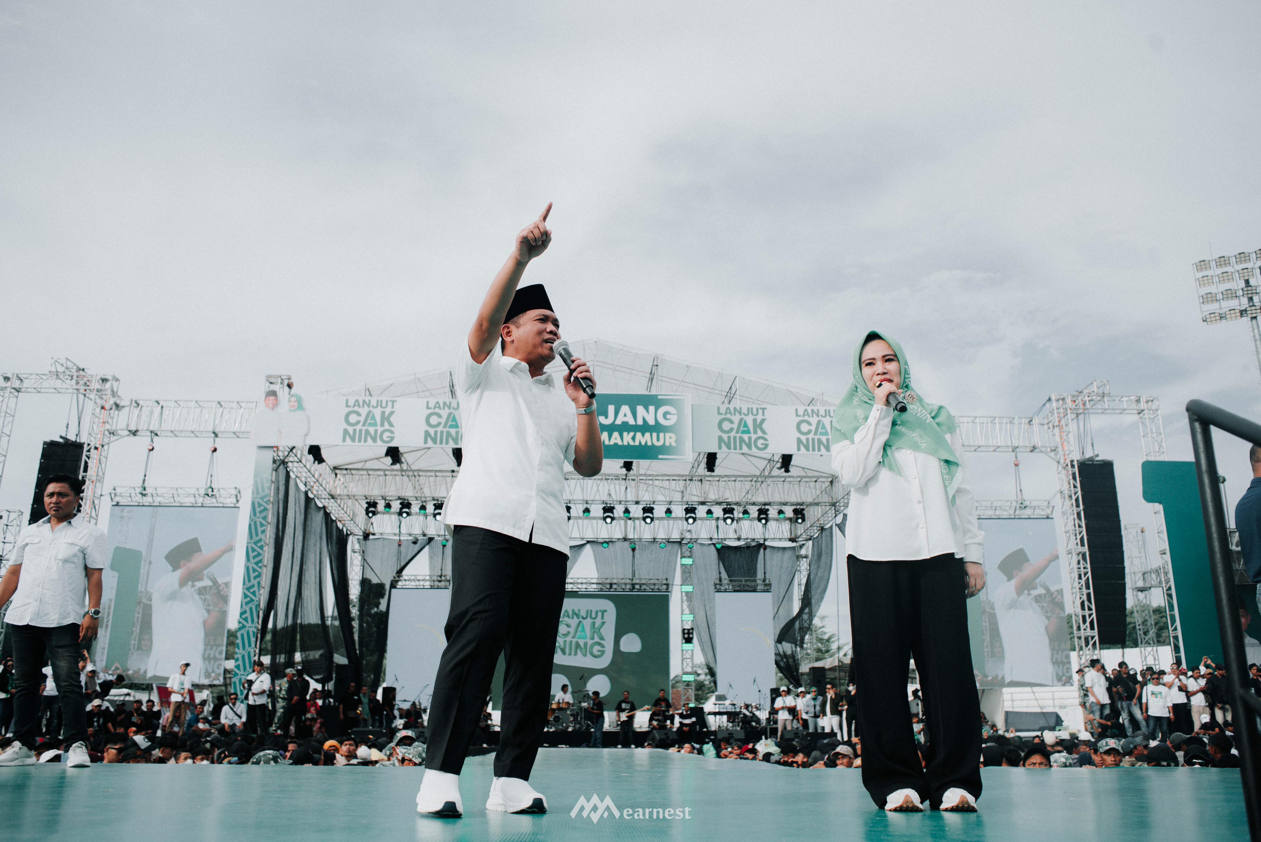KAMPANYE: Cak Thoriq - Ning Fika pasangan nomor urut 01 saat melaksanakan kampanye akbar di Stadion, 17 November 2024 lalu.