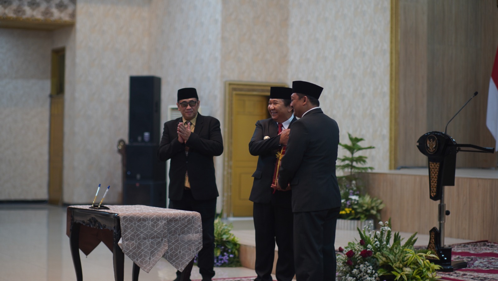 KEMBALI BEKERJA: Sertijab Bupati Jember dari yang sebelumnya dipimpin Pjs Imam Hidayat (kanan), kembali ke Hendy Siswanto. Bupati Hendy pun segera bekerja untuk masyarakat Jember.