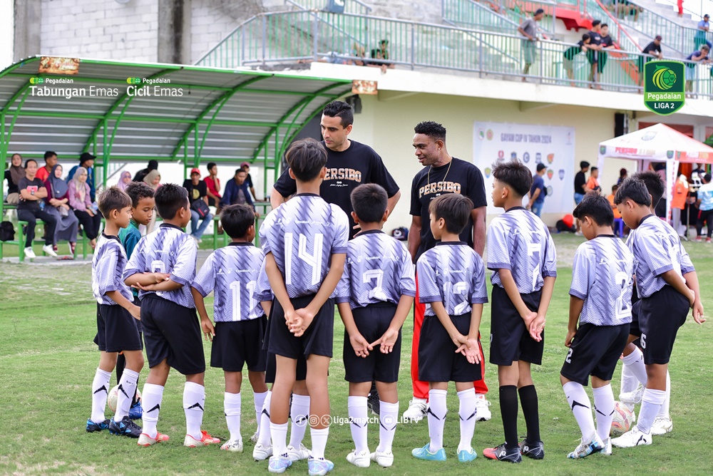 KASIH INTRUKSI: Octavio Dutra dan Osas Saha penggawa Persibo, ketika memberikan intruksi kepada pemain-pemain cilik di Lapangan Gayam. (DOK LIB)