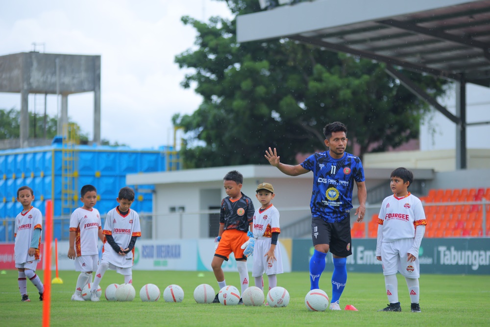 BERI ARAHAN: Andik Vermansyah pemain Persiraja, ketika memberikan pelatihan kepada anak-anak SSB. (DOK LIB)